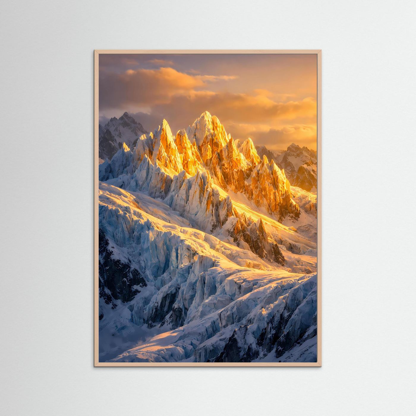 Bergposter im Hochformat mit rosafarbenem Holzrahmen und leuchtenden Gipfeln