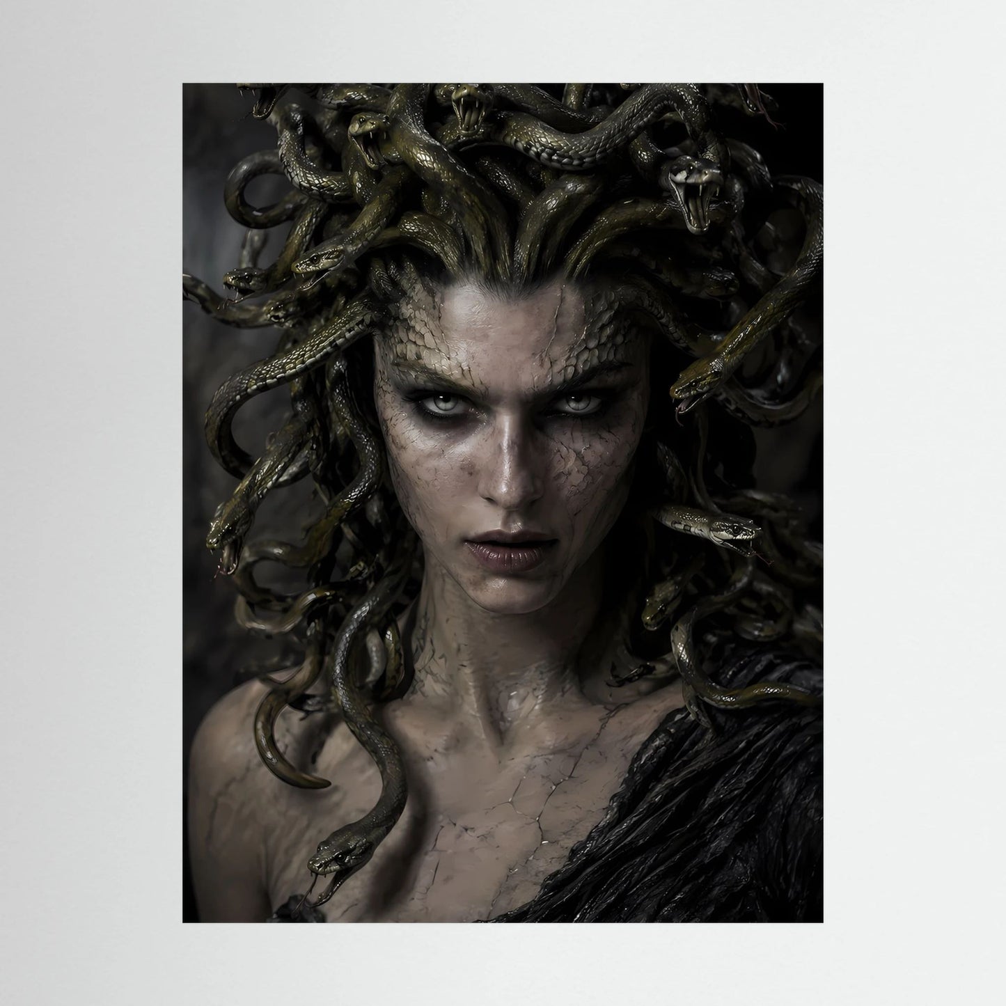 Nahaufnahme: Medusa mit Schlangenhaaren im dunklen Portraitposter