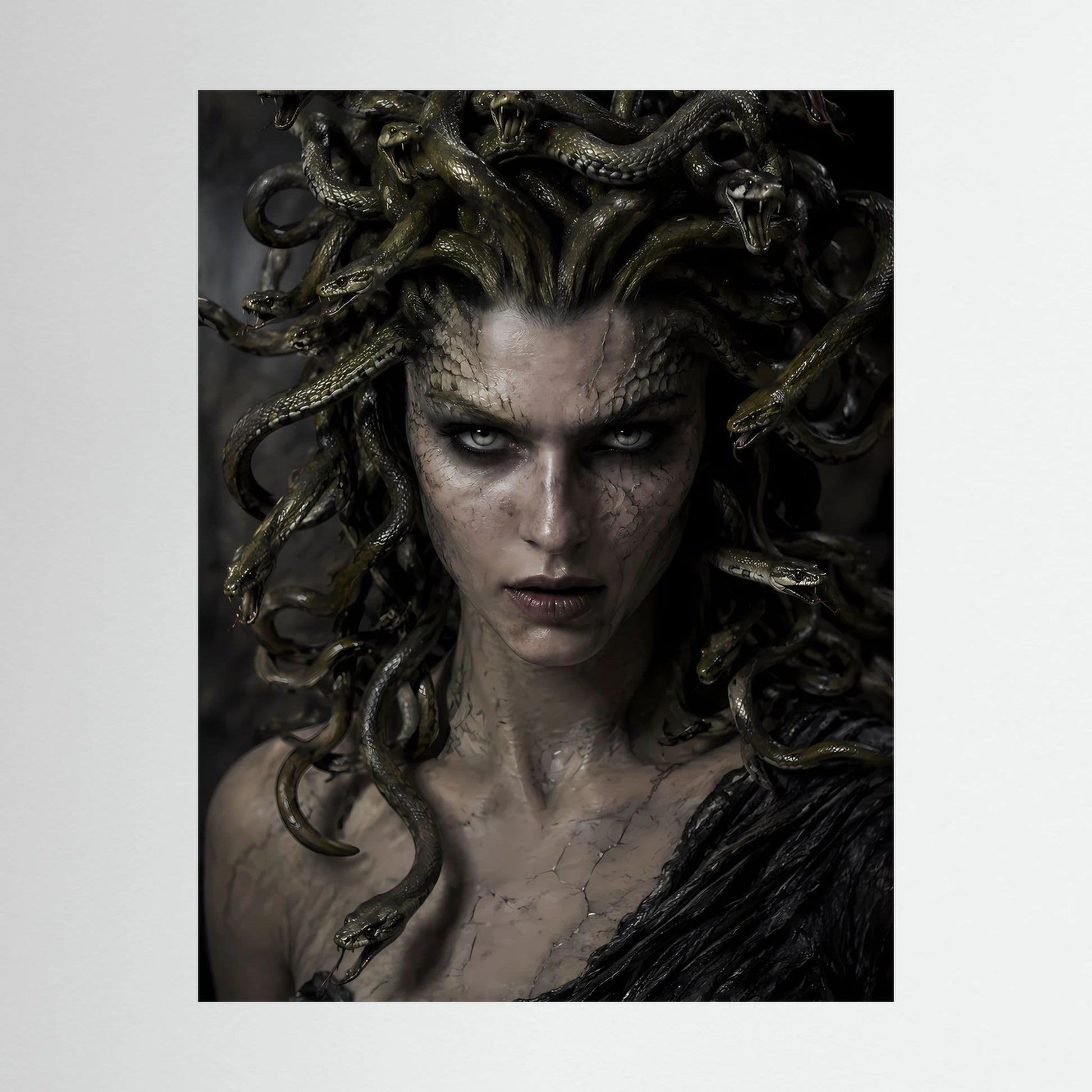 Nahaufnahme: Medusa mit Schlangenhaaren im dunklen Portraitposter