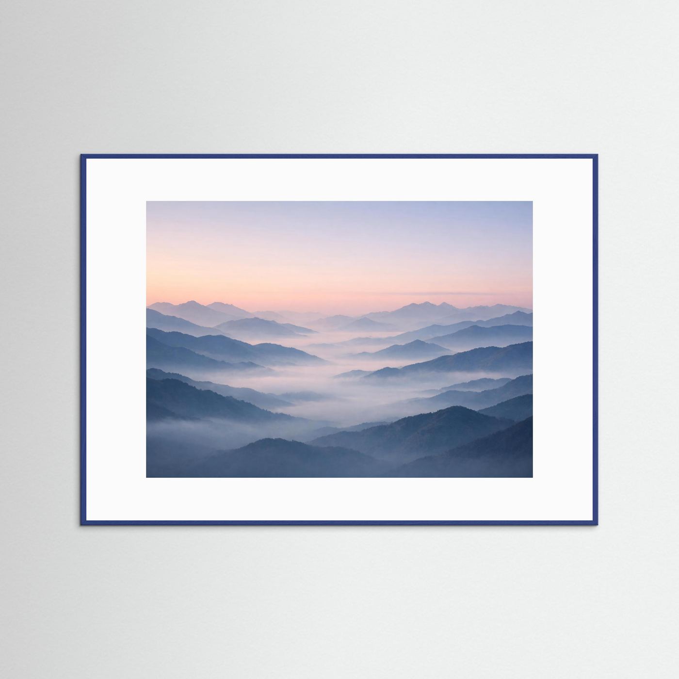 Querformatiges Naturposter mit Bergepanorama, eingebettet in blauem Holzrahmen