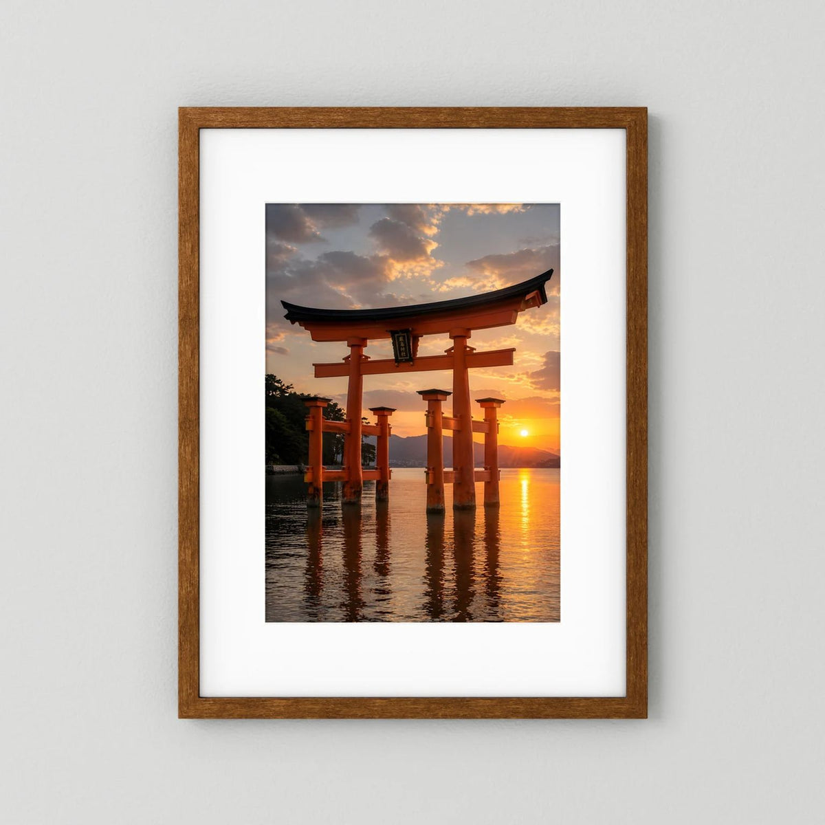 Japan-Torii-Wandposter im braunen Holzrahmen, hochformatig mit Torii bei Sonnenuntergang