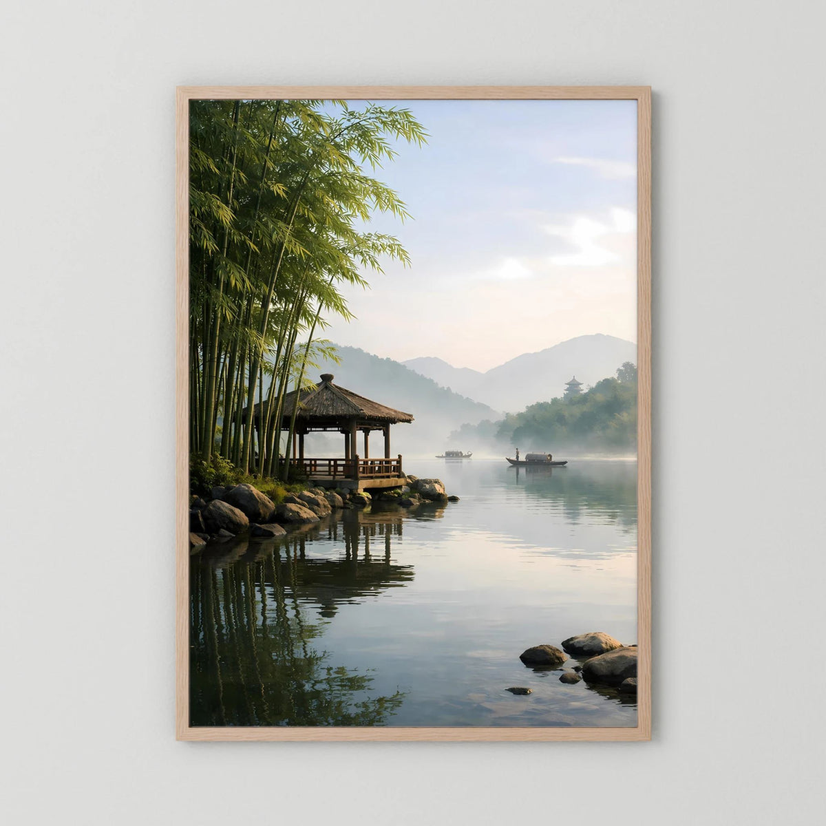 Hochformat-Wandbild im hellen Holzrahmen: Bambusufer, Pavillon und stiller Fluss