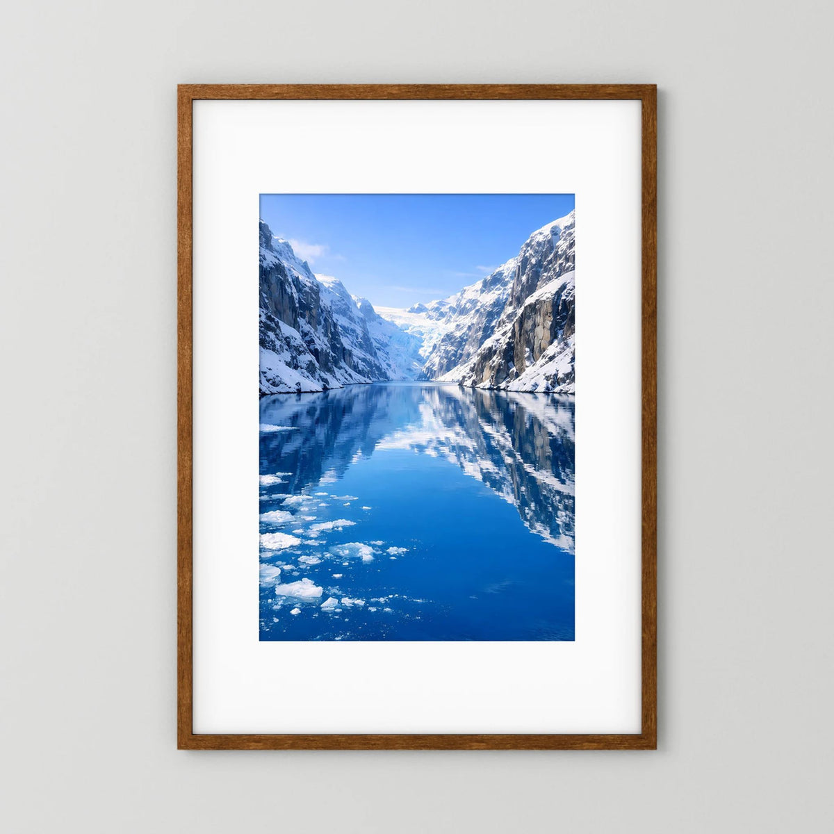 Gerahmtes Poster: blaues Fjordbild mit Gletschereis, dunkler Holzrahmen, Hochformat.