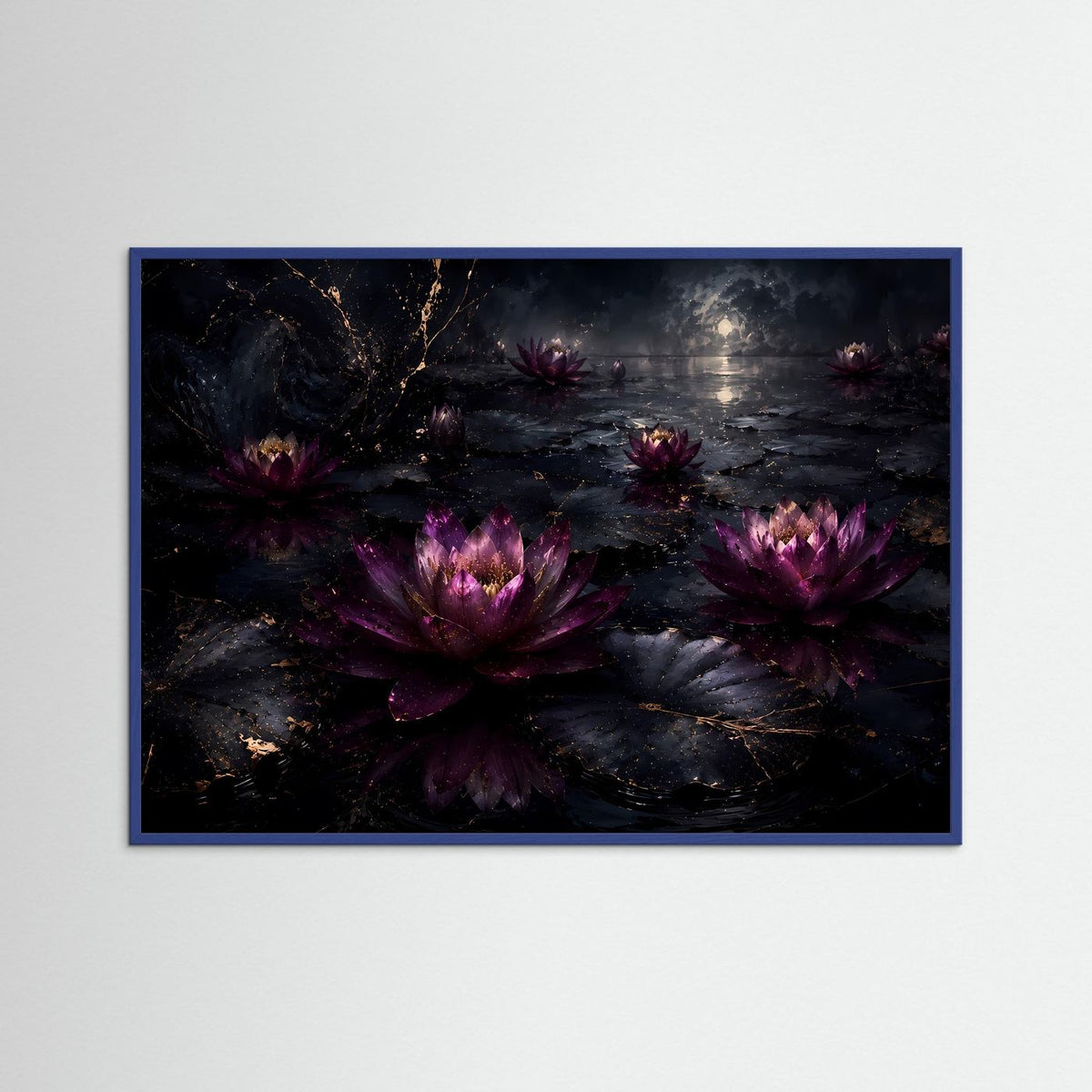 Seerosen-Wandbild mit violetten Blüten und Lichtreflex auf dunklem Wasser, blauer Rahmen