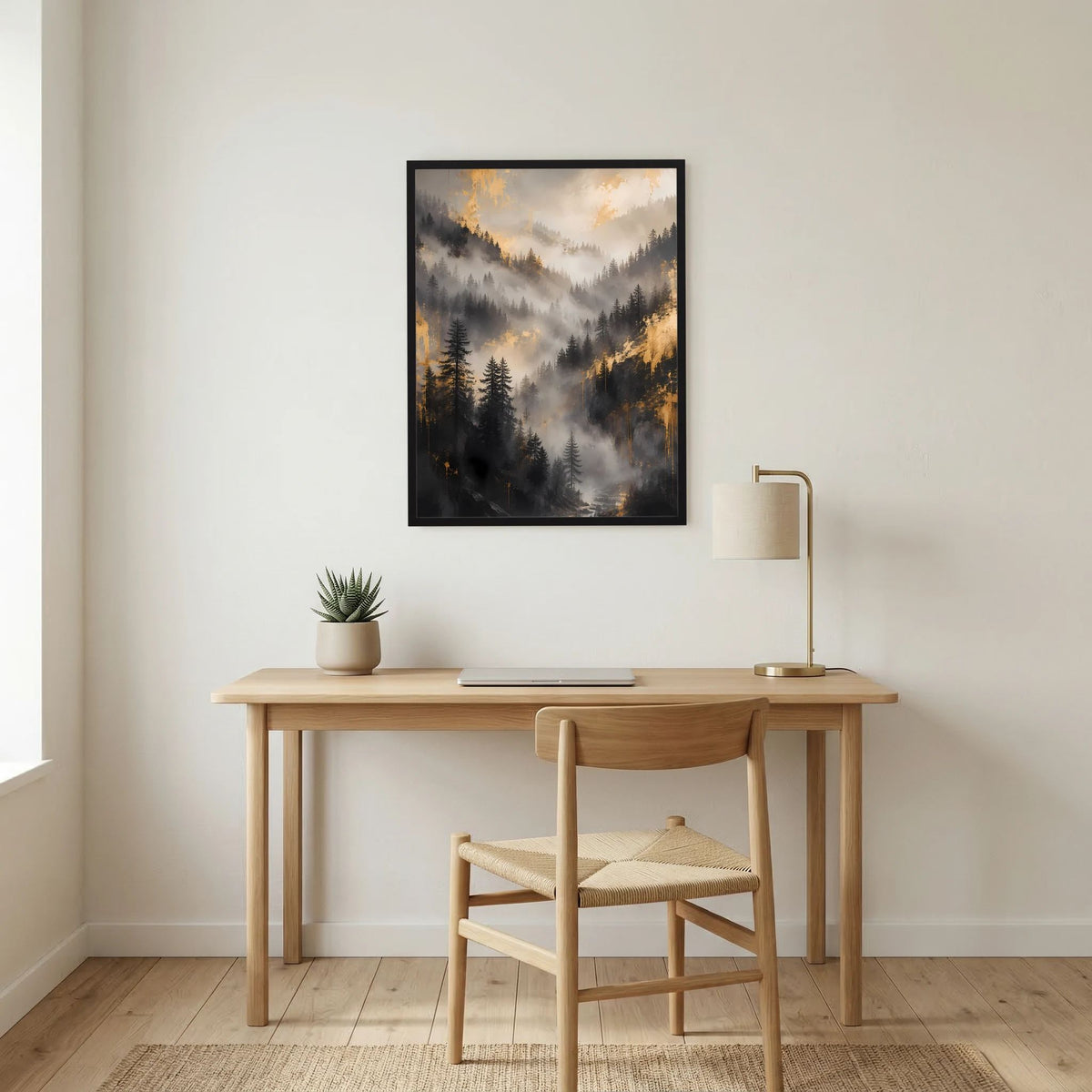 Gerahmtes Poster im Hochformat mit nebliger Berglandschaft, Tannenwald und goldenem Himmel