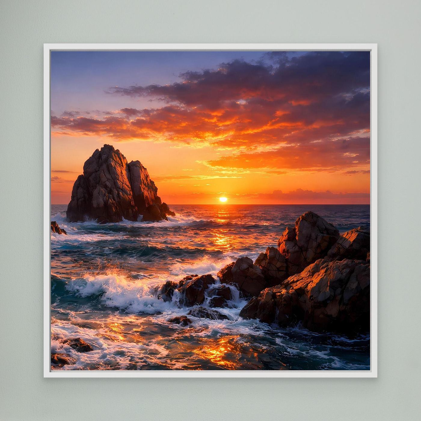 Leinwand-Wandbild mit Sonnenuntergang am Meer, Felsklippen und Wellen im weißen Bilderrahmen