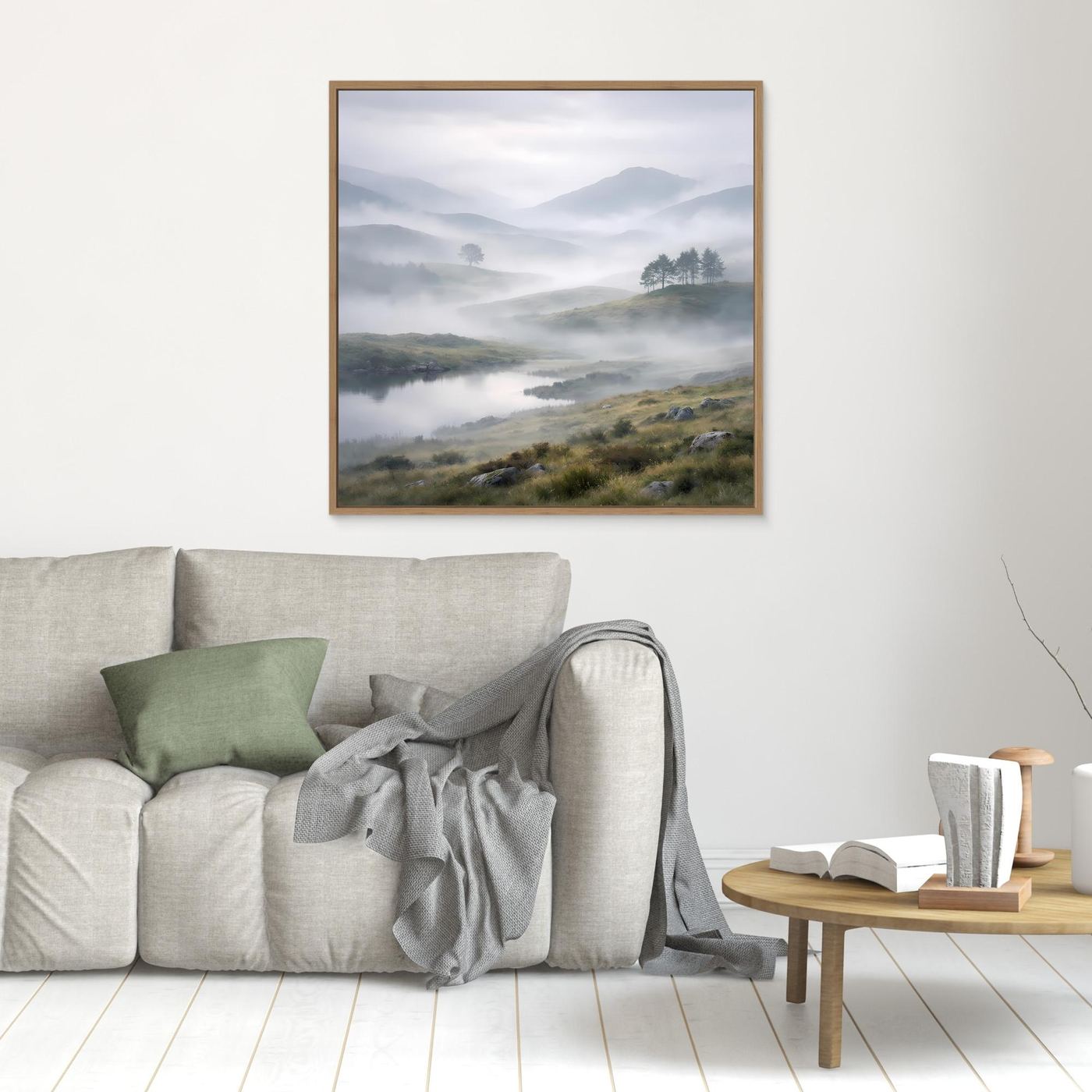 Quadratisches Leinwandbild mit Bergsee-Landschaft im Nebel, brauner Rahmen