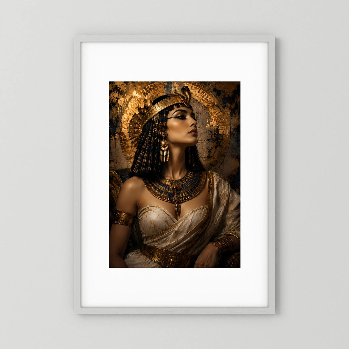 Poster im Hochformat mit Porträt einer ägyptischen Königin in Gold, im hellen Rahmen