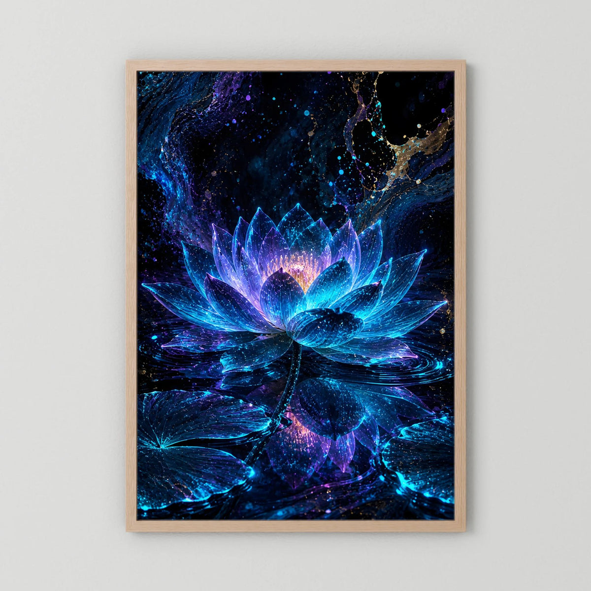 Kunstposter mit leuchtender Lotusblüte in Blau und Türkis im beigen Holzrahmen, Hochformat.