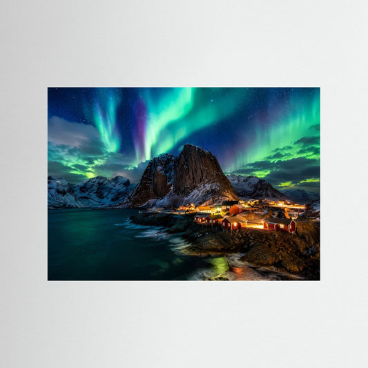 Querformat-Poster mit Polarlicht in Grün über Felsen und Küstendorf bei Nacht
