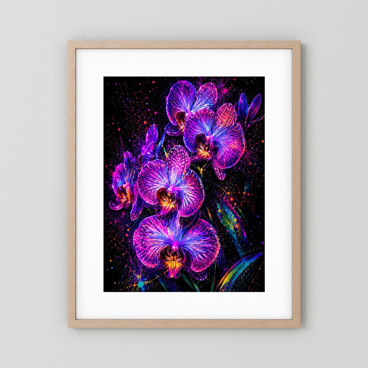 Hochformatiges Blumenposter mit leuchtenden Orchideenblüten in Neon-Pink und Violett, hellbrauner Holzrahmen