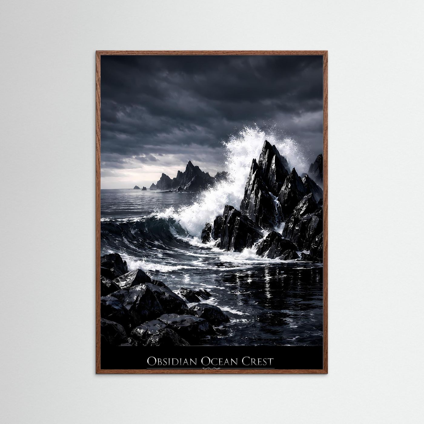 Naturposter im Hochformat: dunkle Felsküste mit Brandung und Nebel, brauner Holzrahmen