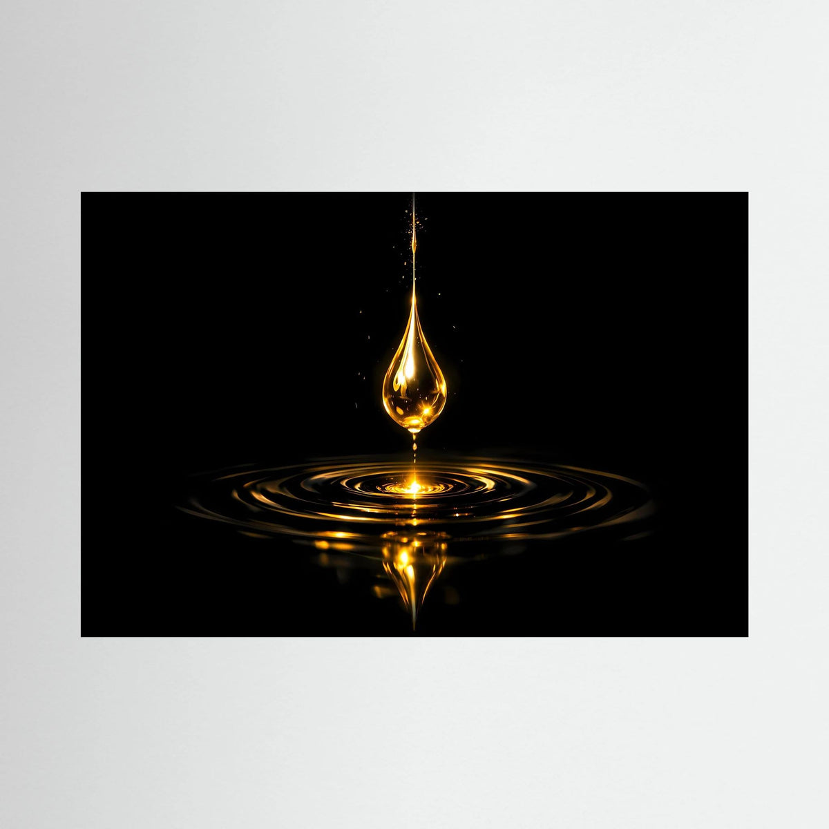 Nahaufnahme: Wandbild mit goldenem Wassertropfen und Spiegelung auf schwarzem Hintergrund