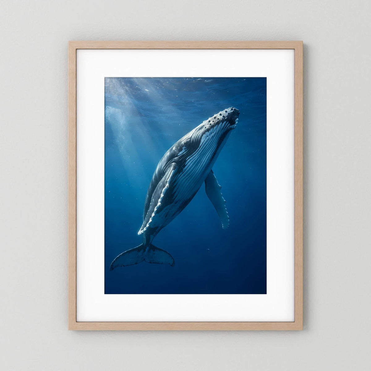 Poster mit Buckelwal unter Wasser, blauer Farbverlauf, Hochformat, helle Holzrahmung