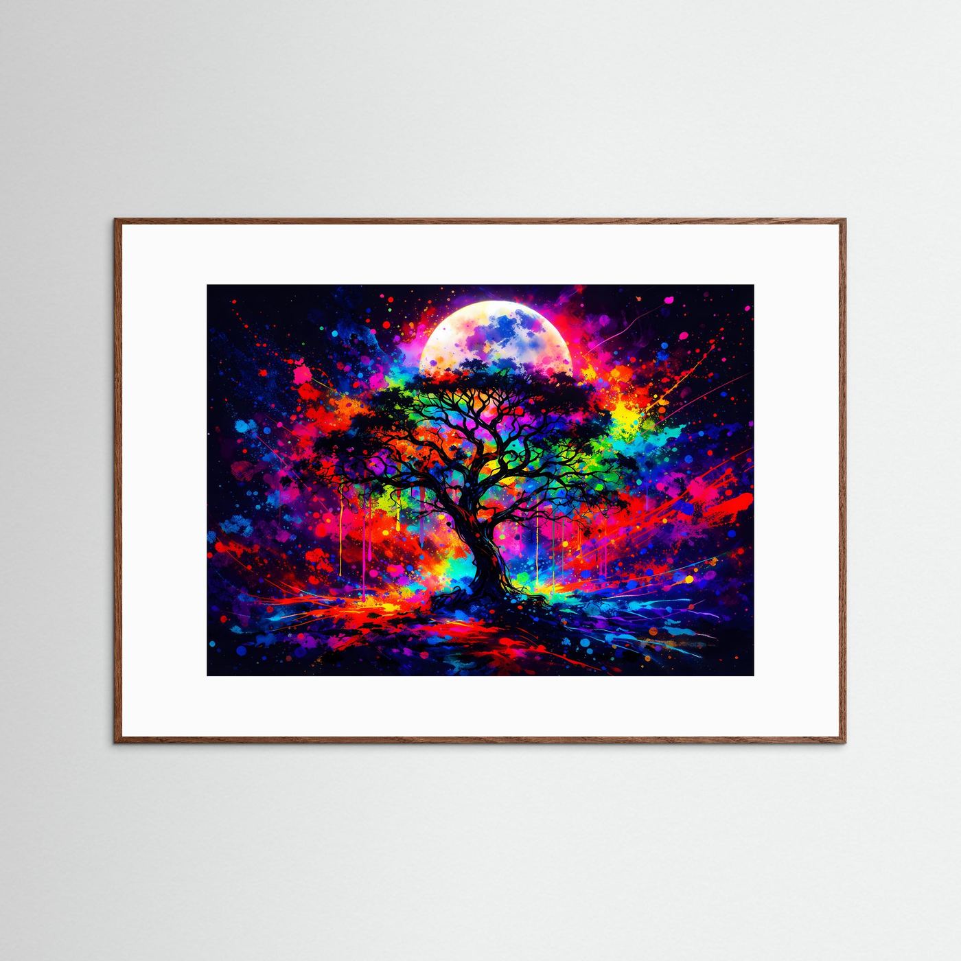 Wandposter mit buntem Baum-Silhouettenmotiv und Vollmond, in dunklem Eichenholzrahmen