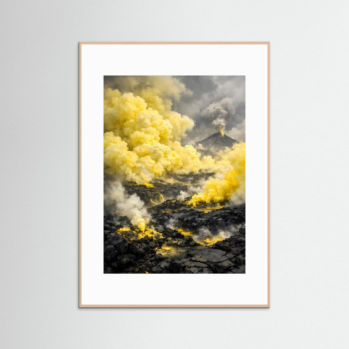Gerahmtes Vulkanposter mit gelbem Rauch, schwarzer Lava, heller Rahmen