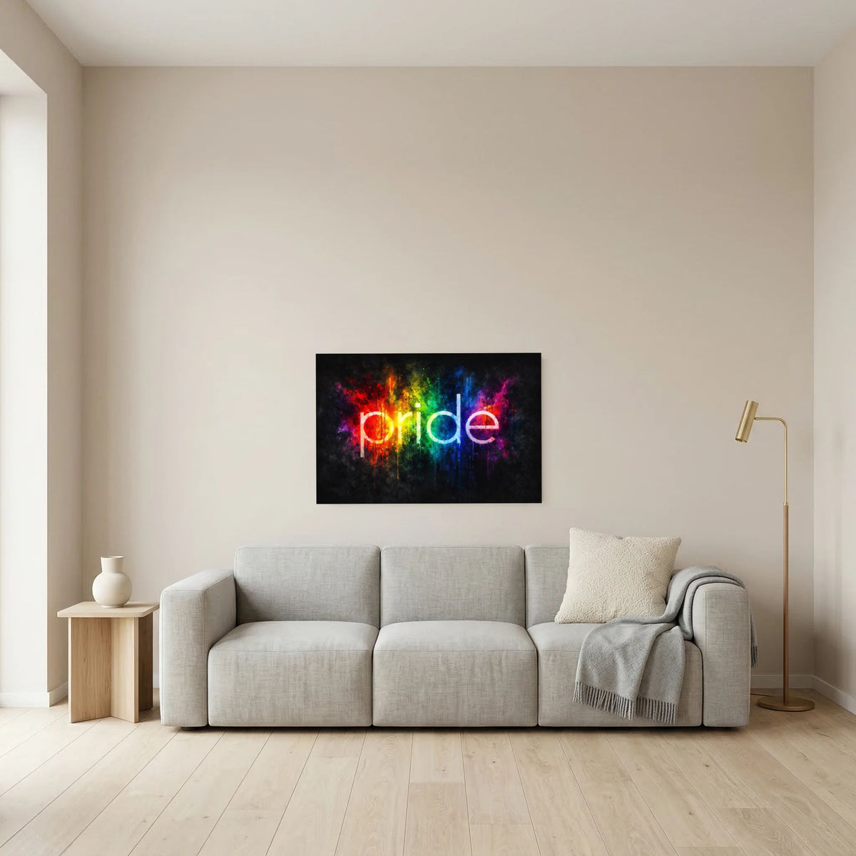 Wandbild „pride“ mit Regenbogen-Spritzgrafik über Sofa, schwarzer Rahmen