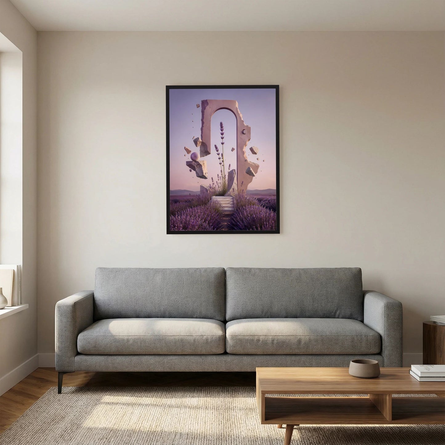Hochformat-Poster mit violettem Lavendel-Portalmotiv im schwarzen Rahmen über dem grauen Sofa