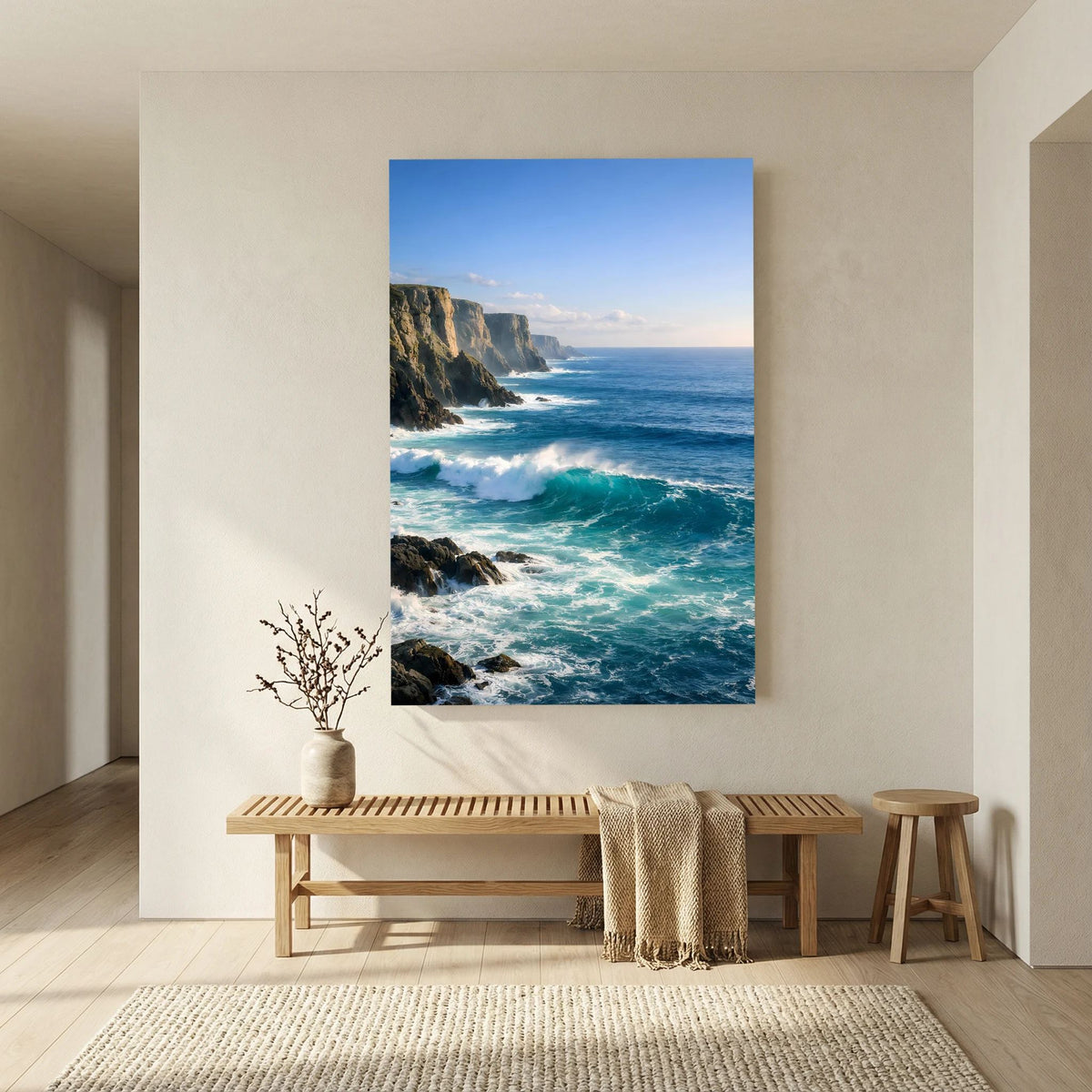 Wandbild im Hochformat mit Steilküste und tosenden Wellen, ohne sichtbaren Rahmen