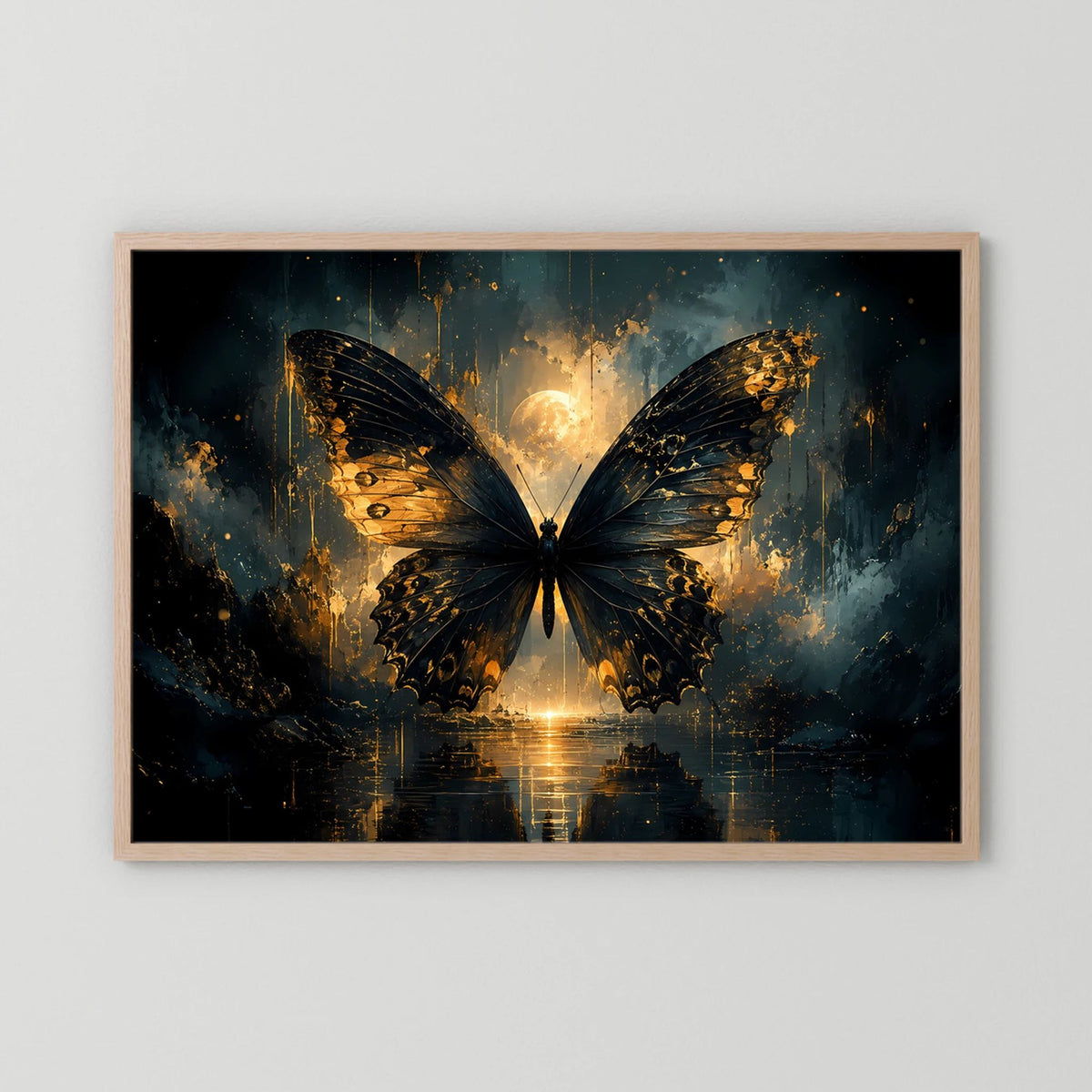 Wandposter im hellen Holzrahmen mit gold-schwarzen Schmetterflügeln