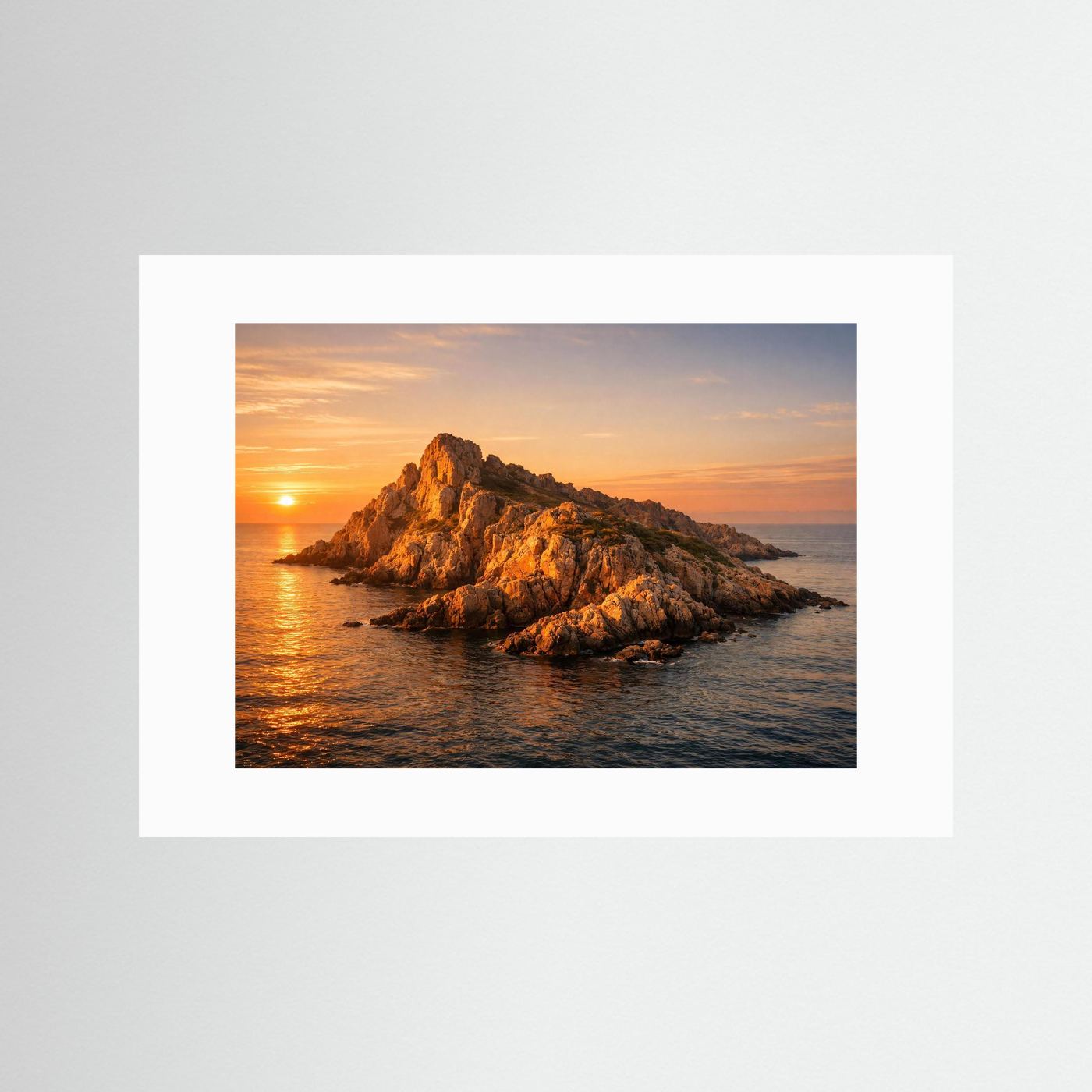Goldene Felseninsel im Sonnenuntergang | Küsten- & Meeres-Panorama Poster Querformat