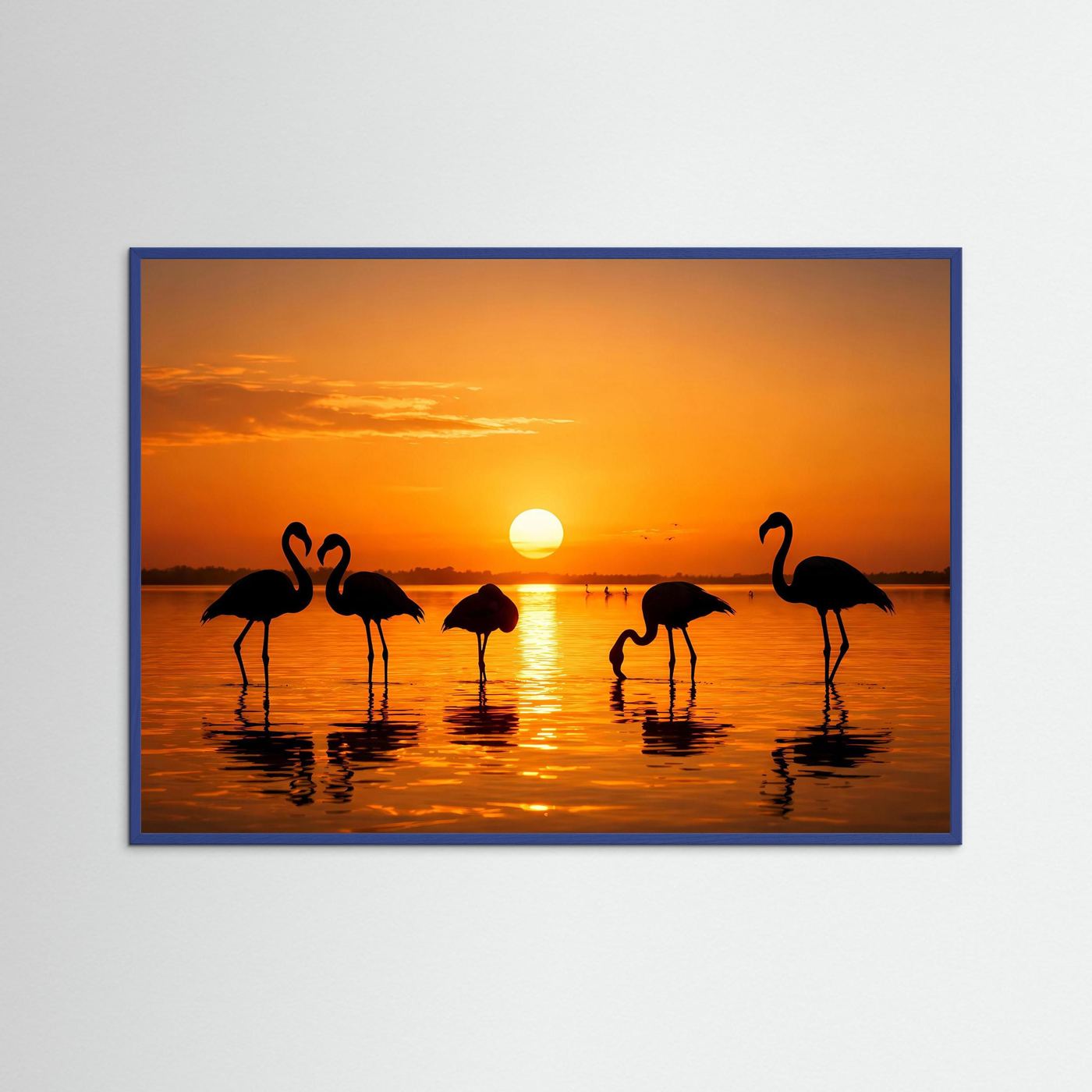 Poster im Querformat: Flamingos waten im See vor Abendsonne, warme Lichtspiegel im Wasser