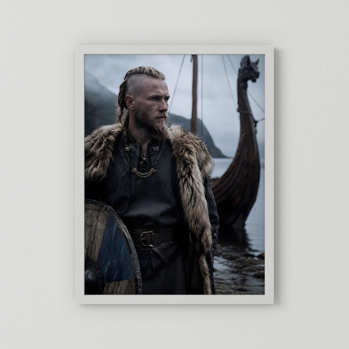 Wikinger-Poster im weißen Rahmen: Krieger mit Fell, Schild und Drachenboot