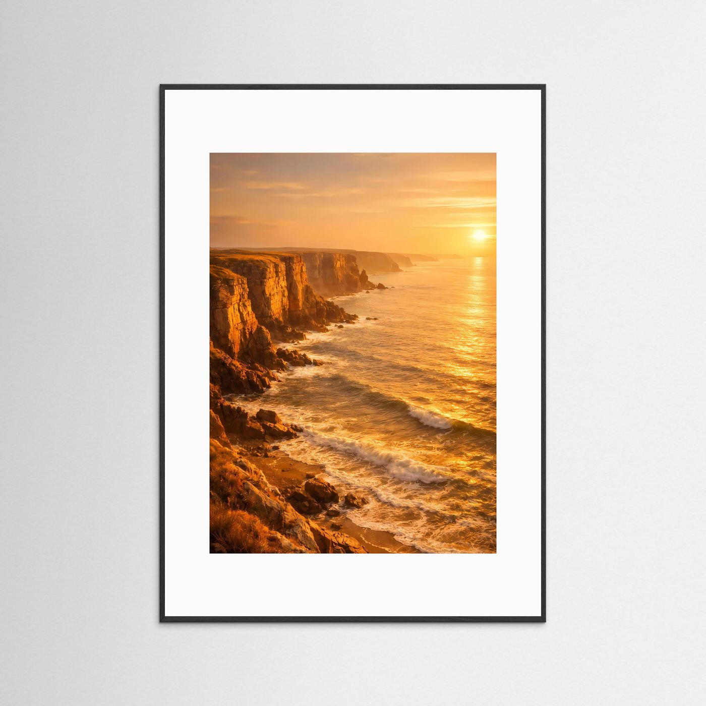 Steilküsten-Poster mit schwarzem Rahmen und weißem Passepartout: Klippenküste, Meer im Abendlicht.