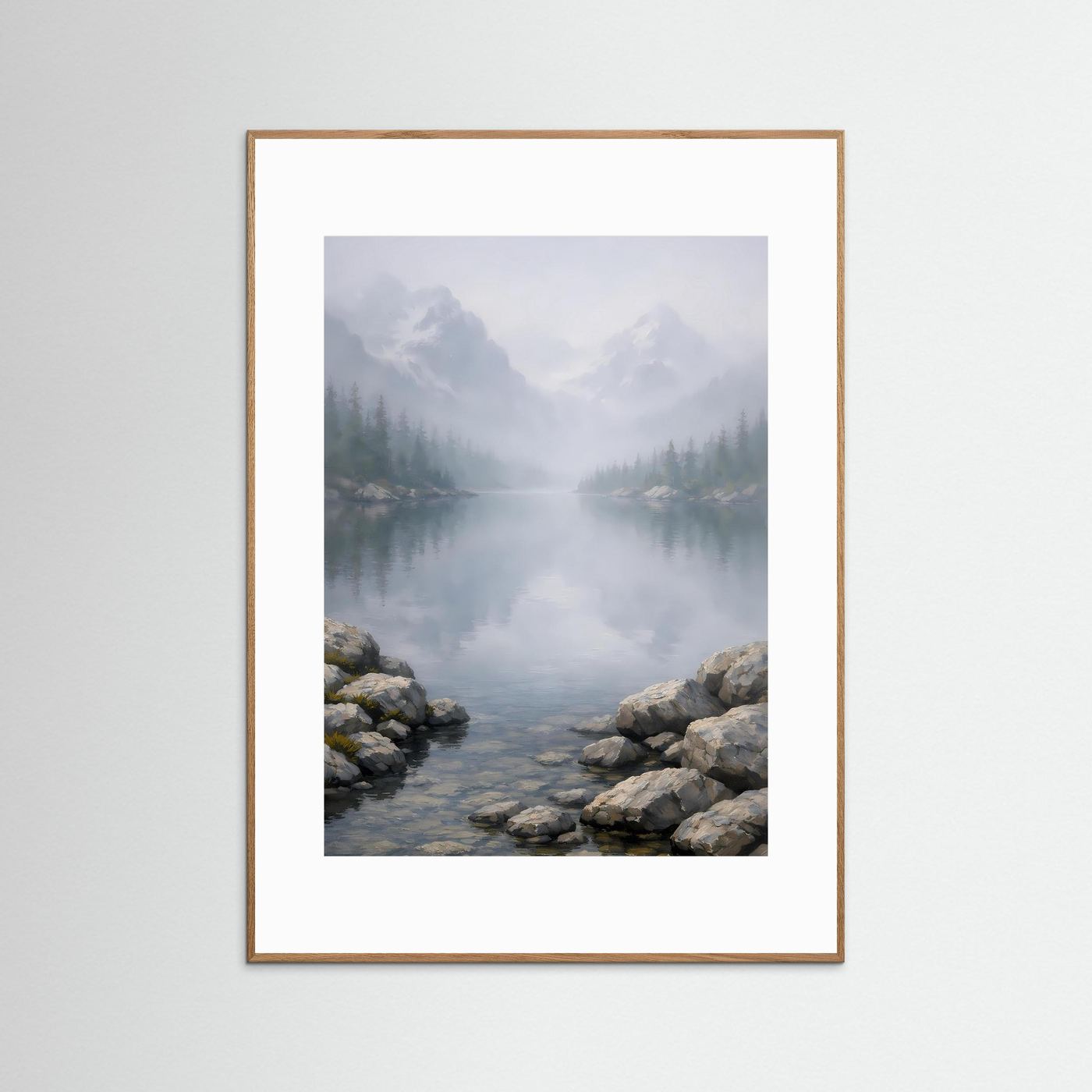 Naturposter Hochformat: Bergsee im Nebel, Felsen im Vordergrund, mit warmem braunem Rahmen