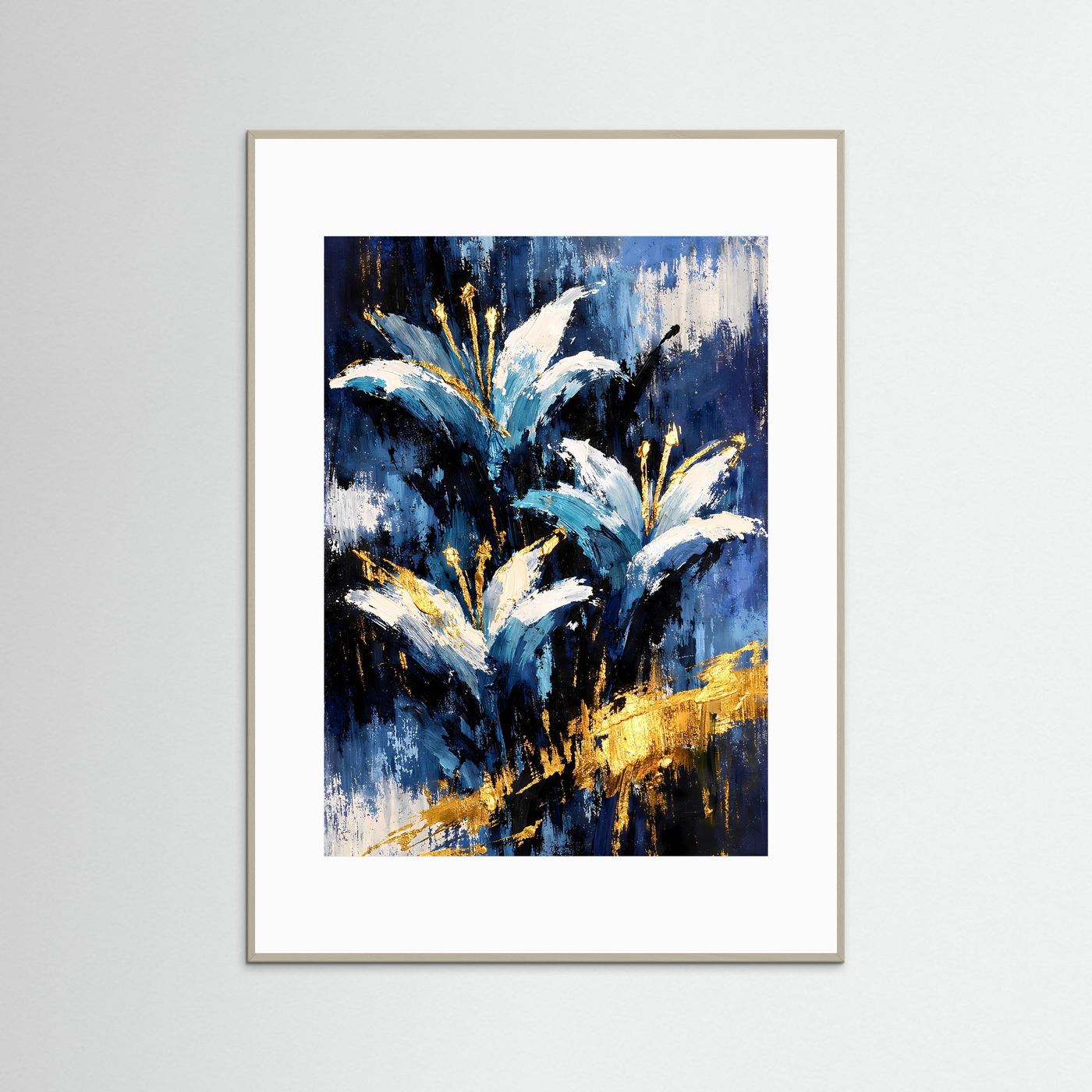 Abstraktes Blumenposter mit blauen Lilien, weißem Pinselstrich und goldenen Akzenten, hellbrauner Rahmen
