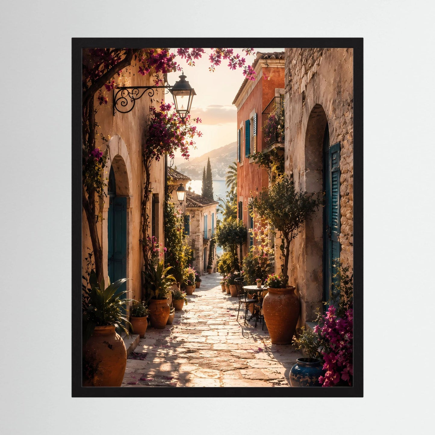 Gerahmtes Poster (schwarz) mit mediterraner Gasse, Bögen, Kübelpflanzen und Blüten
