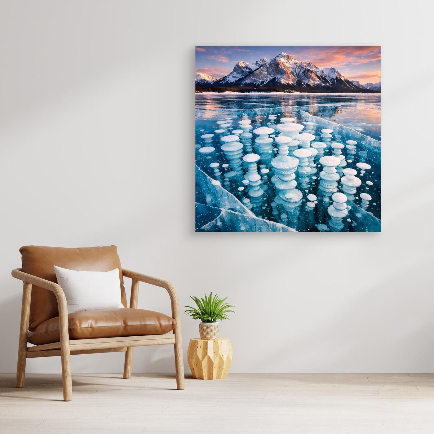 Leinwandbild: gefrorene Blasen im See, blaue Eisschollen und Berge bei Dämmerung