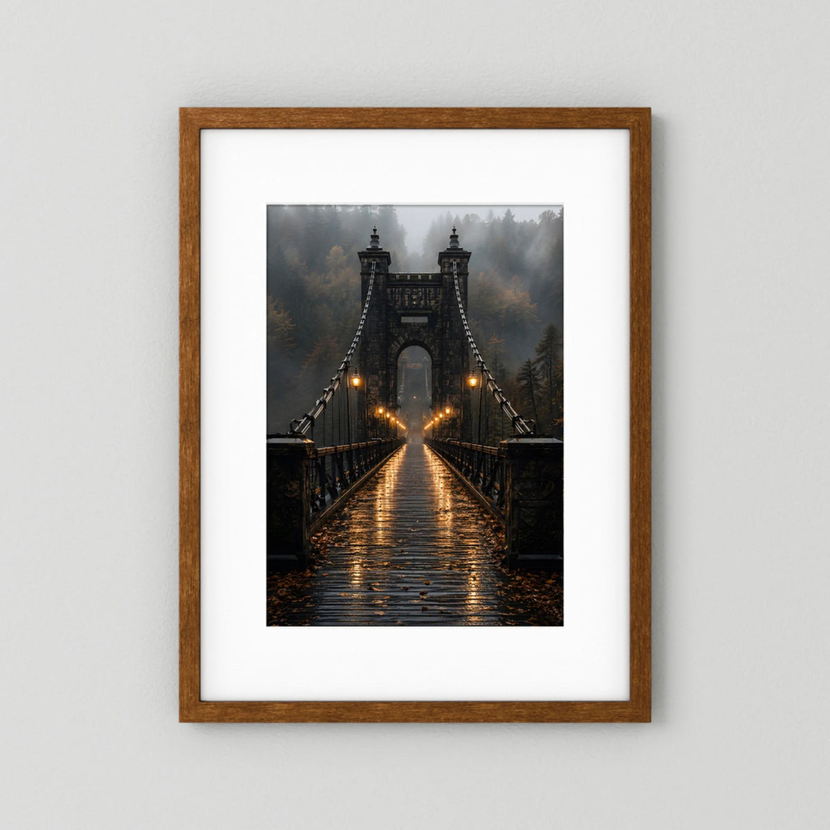 Poster mit Hängebrücke im Nebelwald und leuchtenden Laternen, brauner Holzrahmen mit weißem Rand