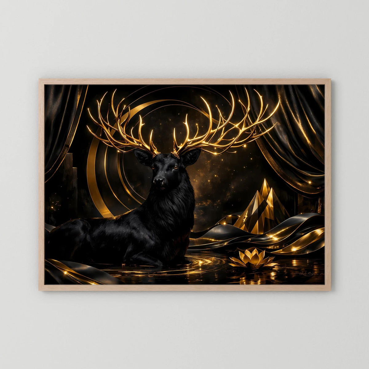 Wandbild mit schwarzem Hirsch und goldenen Geweihlinien, beiger Holzrahmen
