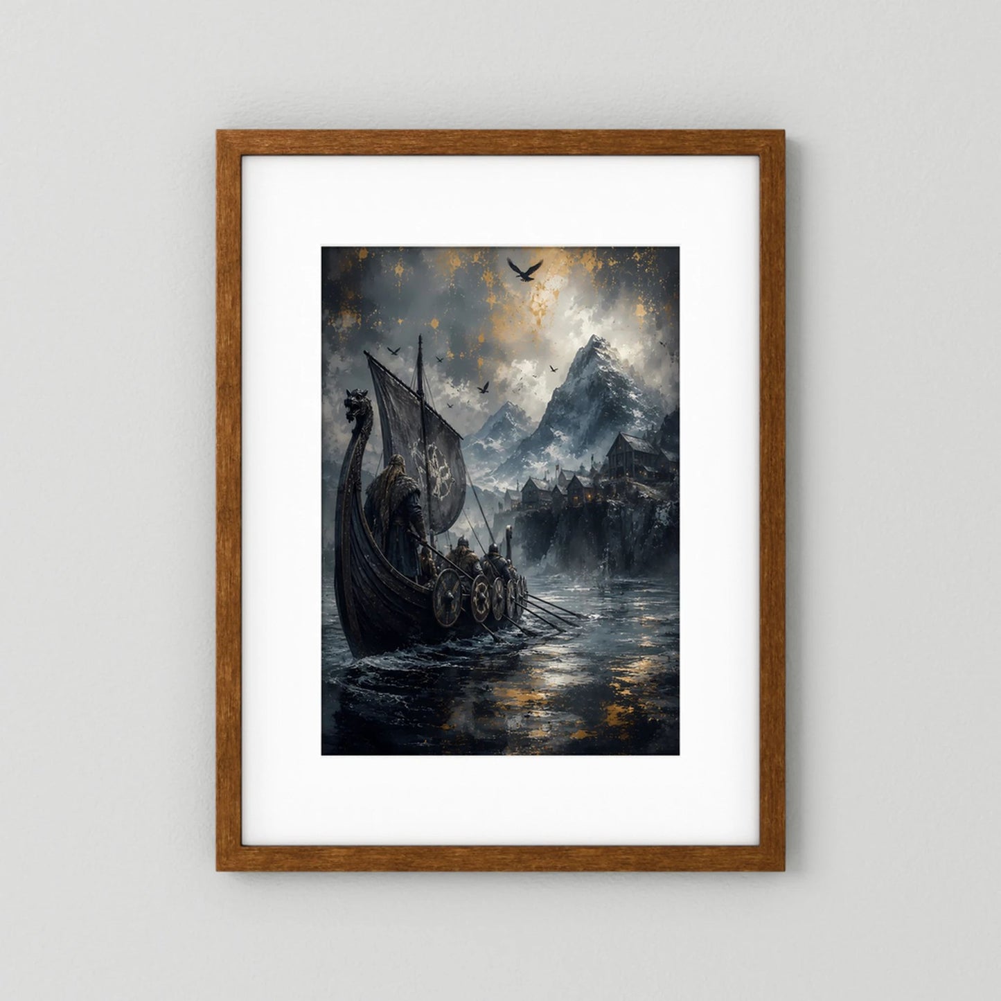 Poster mit braunem Holzrahmen und weißem Rand, Langboot und Berge im Nebel