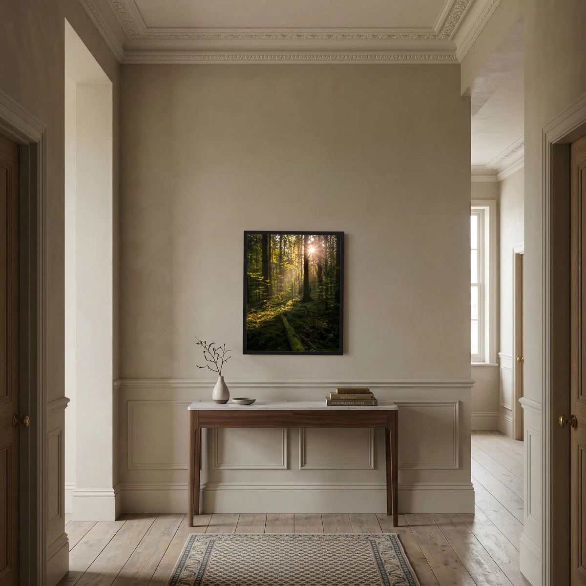 Im schwarzen Rahmen: Hochformat-Poster mit Wald und goldenen Lichtstrahlen