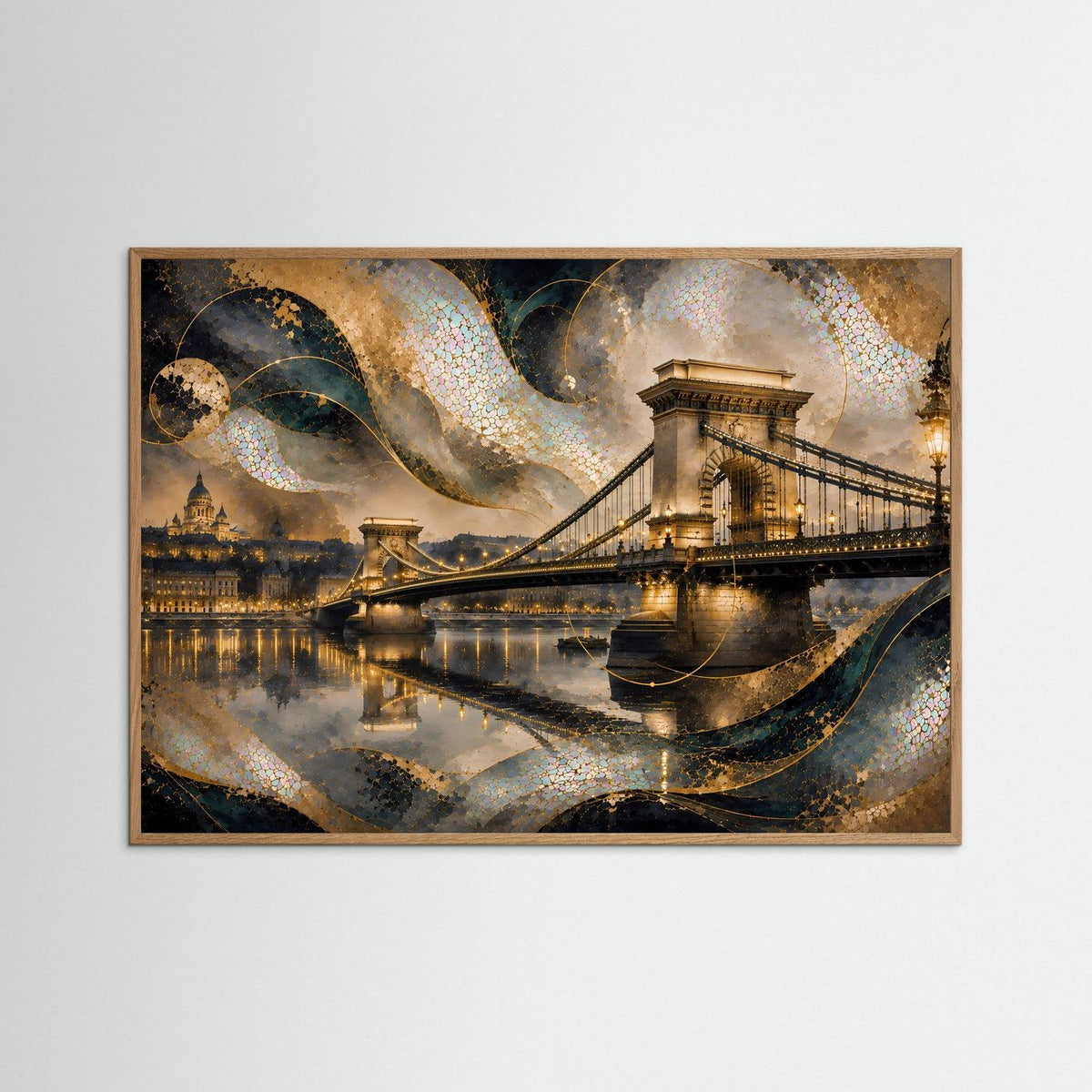 Gerahmtes Wandbild mit Kettenbrücke bei Nacht, Gold- und Perlmuttfarben im hellen Holzrahmen