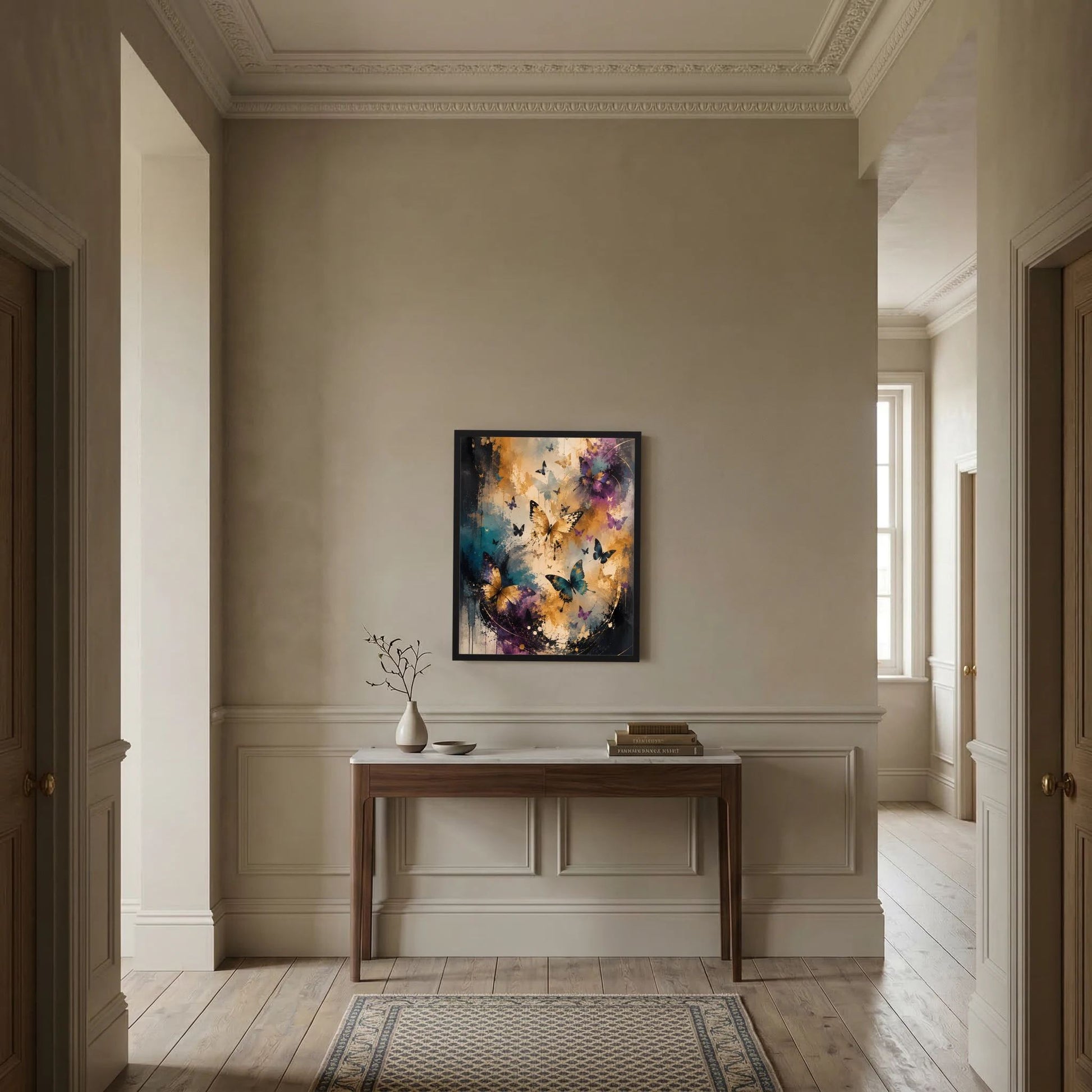 Gerahmtes Hochformat-Poster mit Schmetterlingen in Violett- und Goldtönen über Konsole