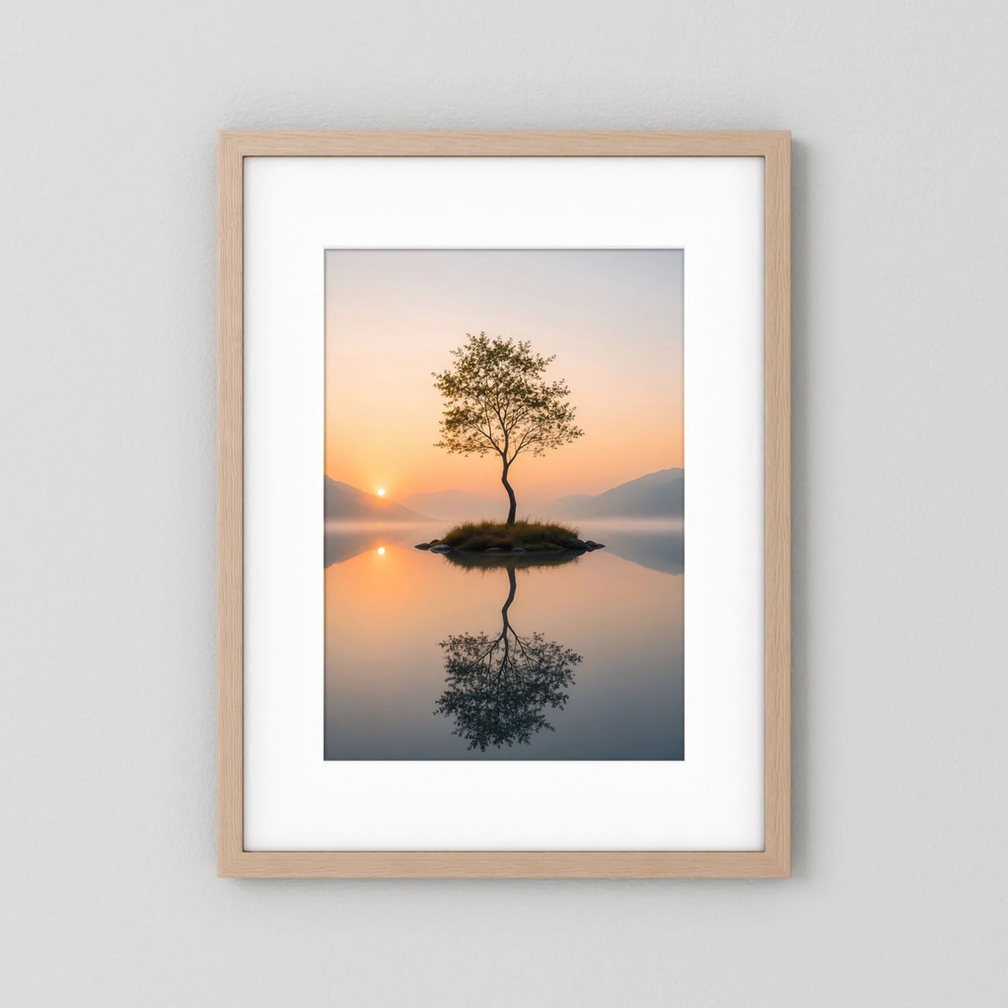Poster im Hochformat mit hellem Holzrahmen und weißem Rand: Baum mit Spiegelung