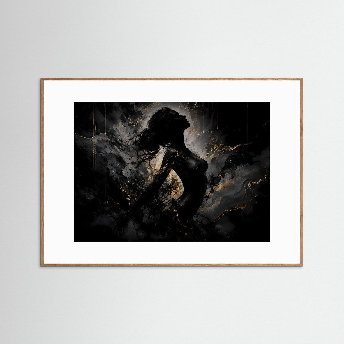 Wandbild mit abstrakter Frauensilhouette in Schwarz und Gold, im braunen Holzrahmen