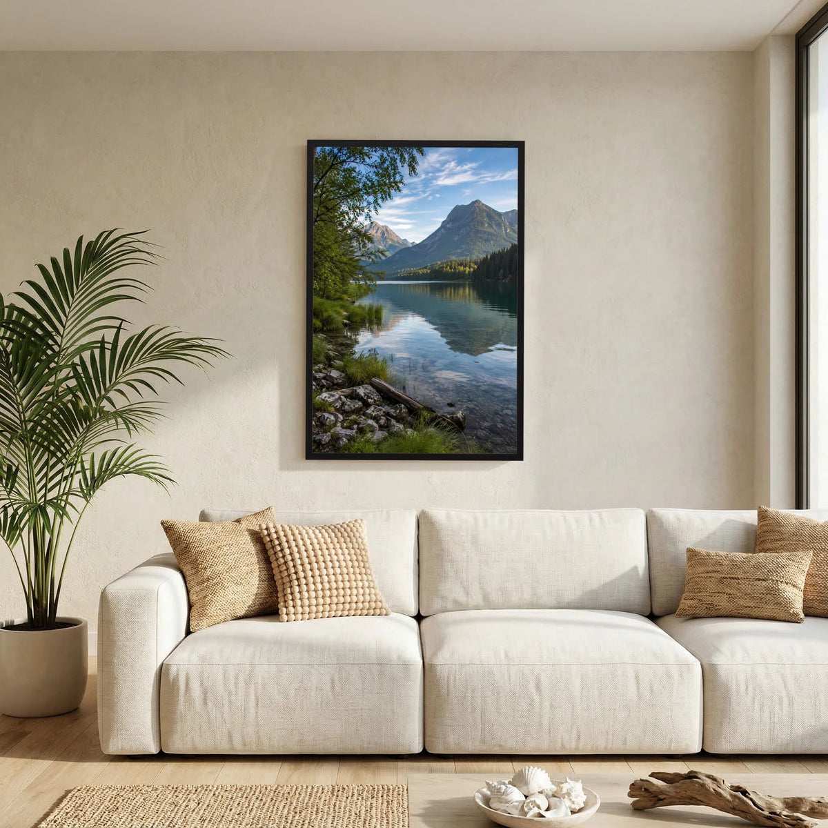Hochformat-Poster an der Wand mit See- und Berglandschaft, schwarz gerahmt