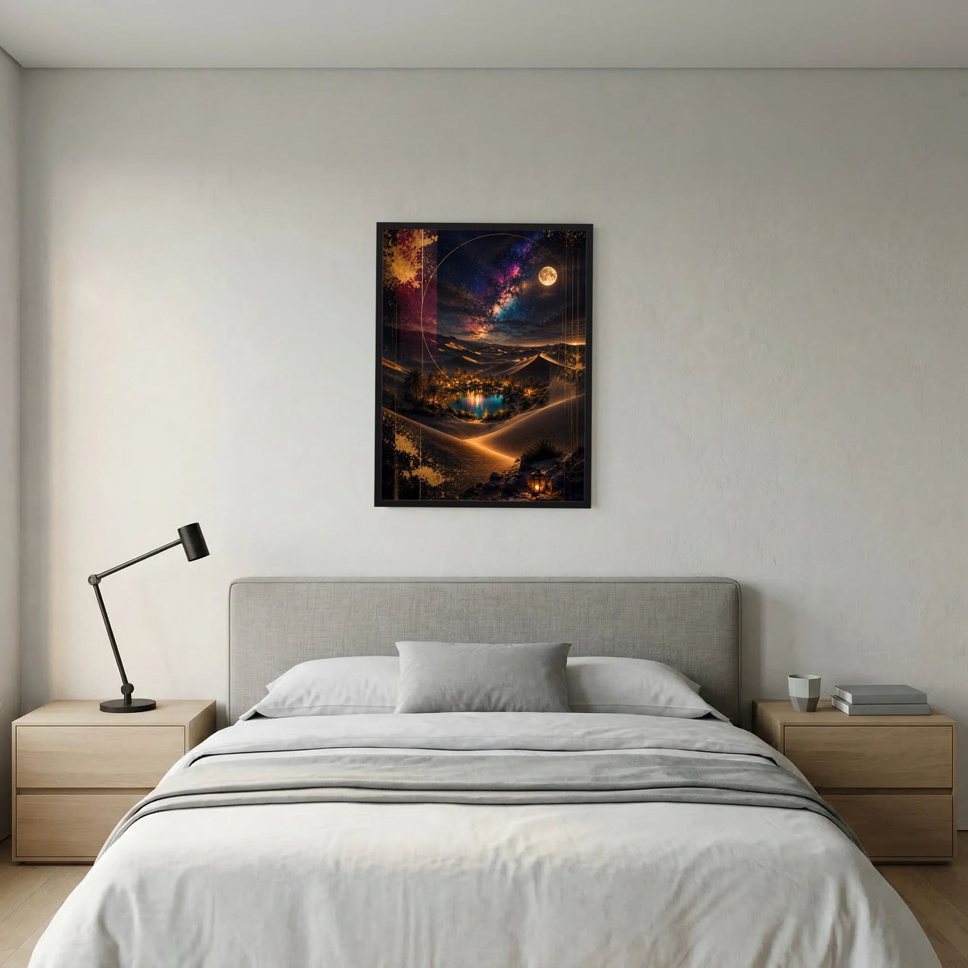 Hochformatiges Poster mit schwarzem Rahmen: Sternenhimmel über goldenen Dünen und Mond