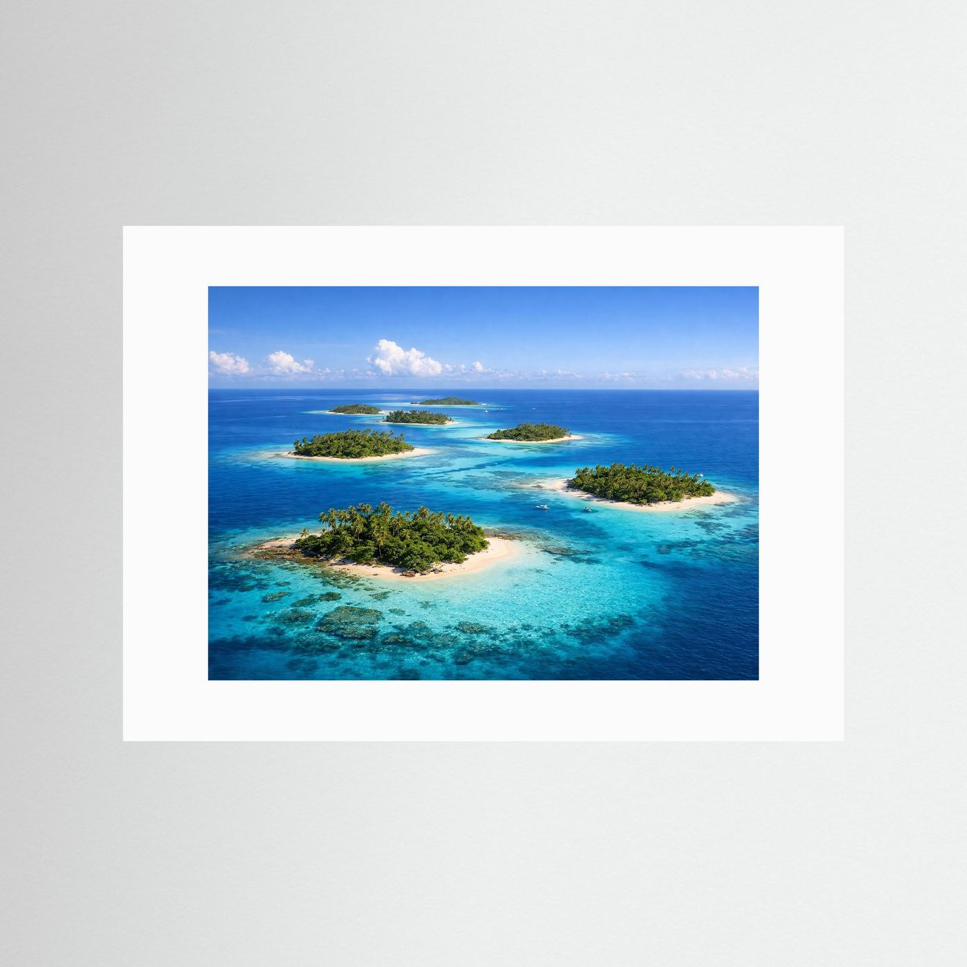 Naturposter mit tropischen Inseln im Meer, weißes Passepartout