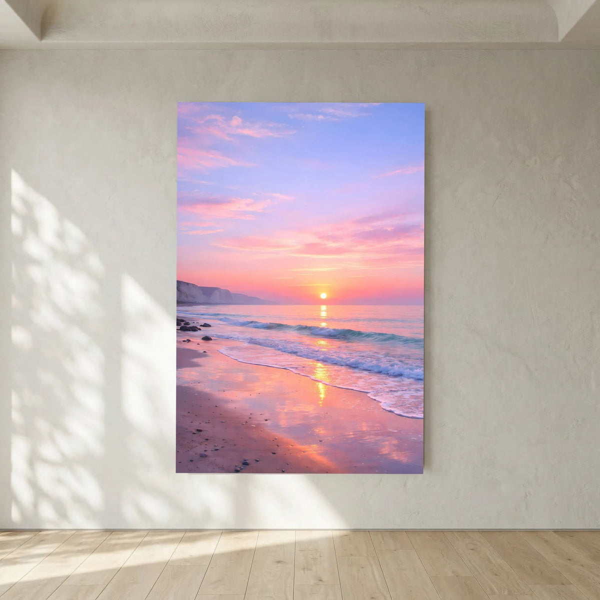Hochformatiges Poster mit Sonnenaufgang über Strand, pastellrosa Farben und leuchtender Spur