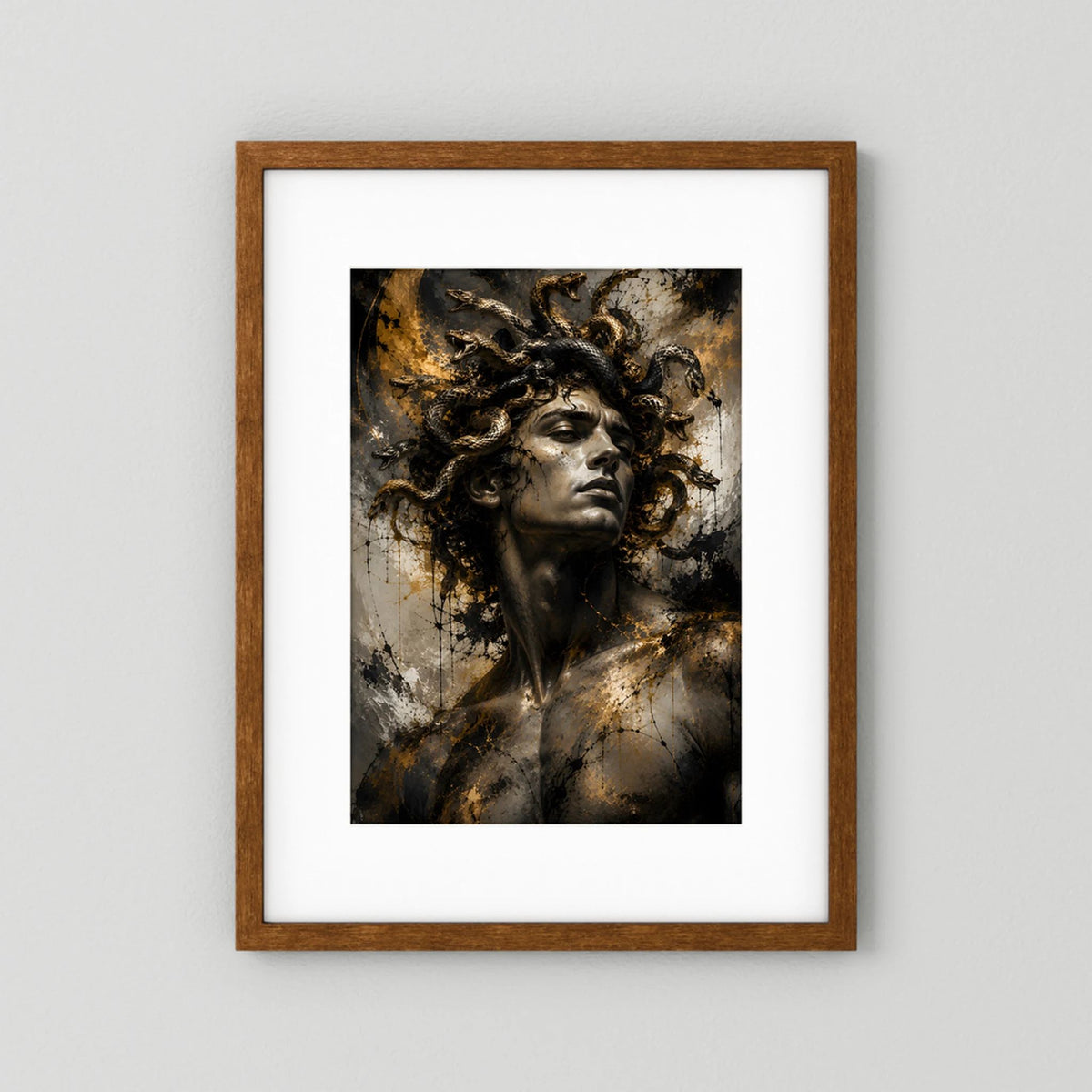 Kunstposter Hochformat im braunen Holzrahmen, Porträt mit dunklen Locken und goldenen Spritzern