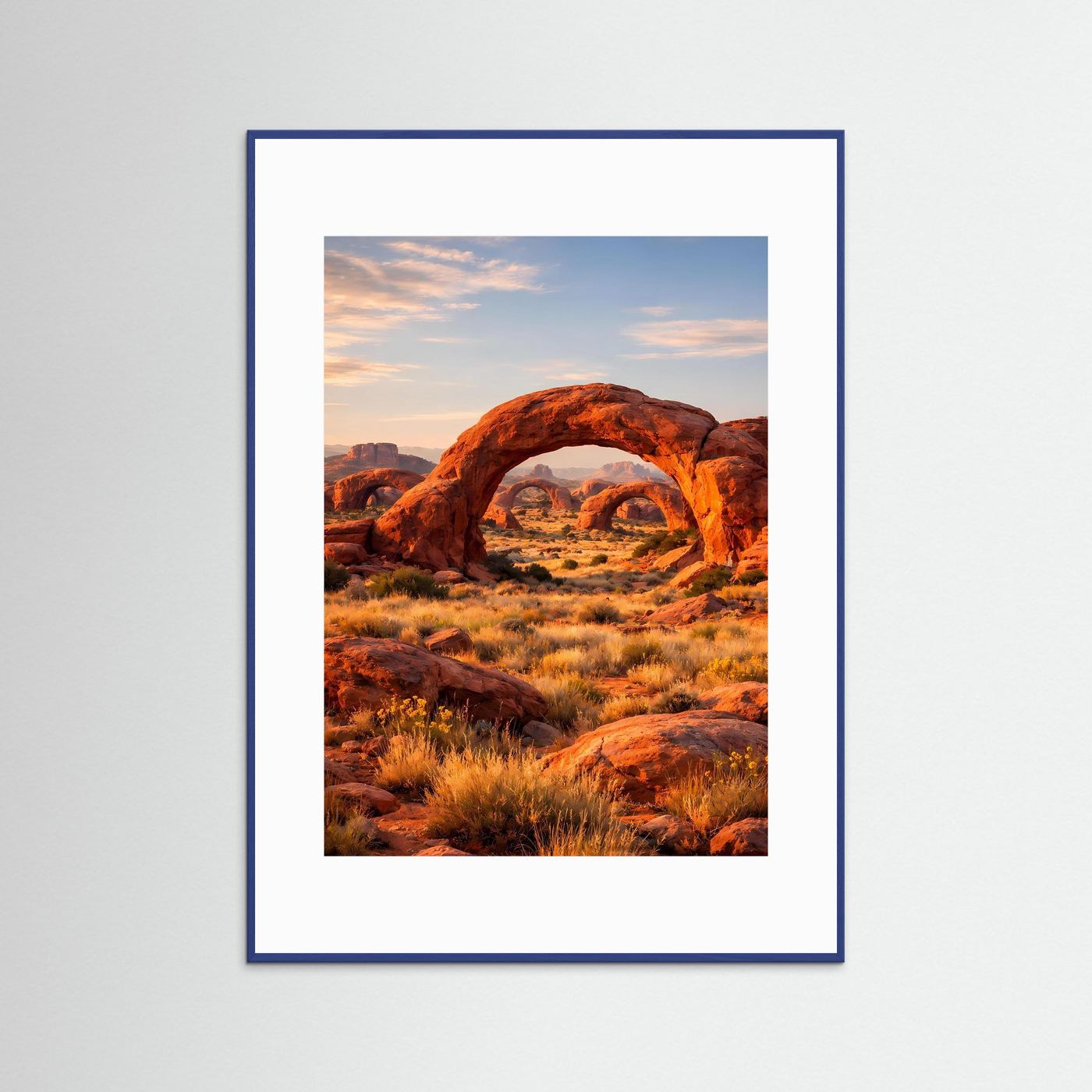 Wüstenbogen-Poster im Hochformat mit orangefarbenen Steinbogen, Wüstenszene, blauer Rahmen