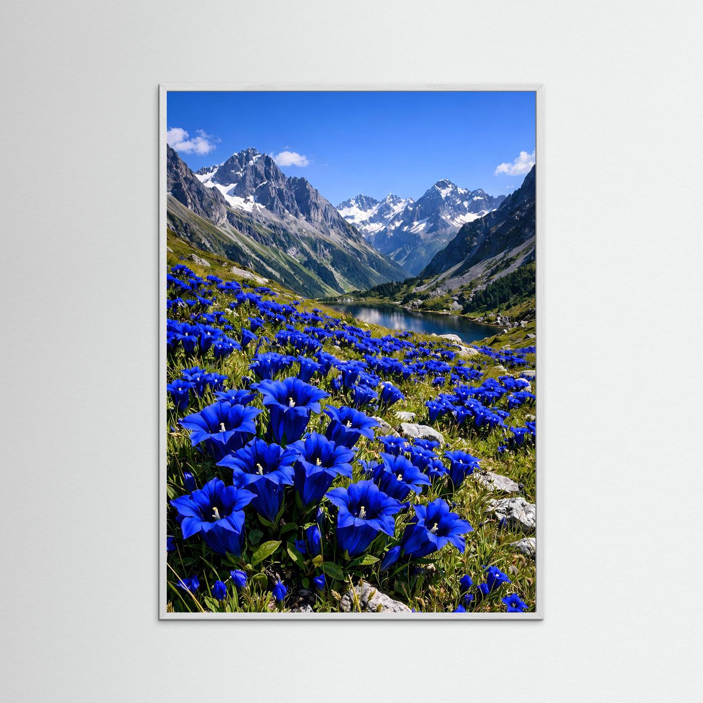 Hochformatiges Bergsee-Poster mit blauen Enzianblüten, im Holzrahmen