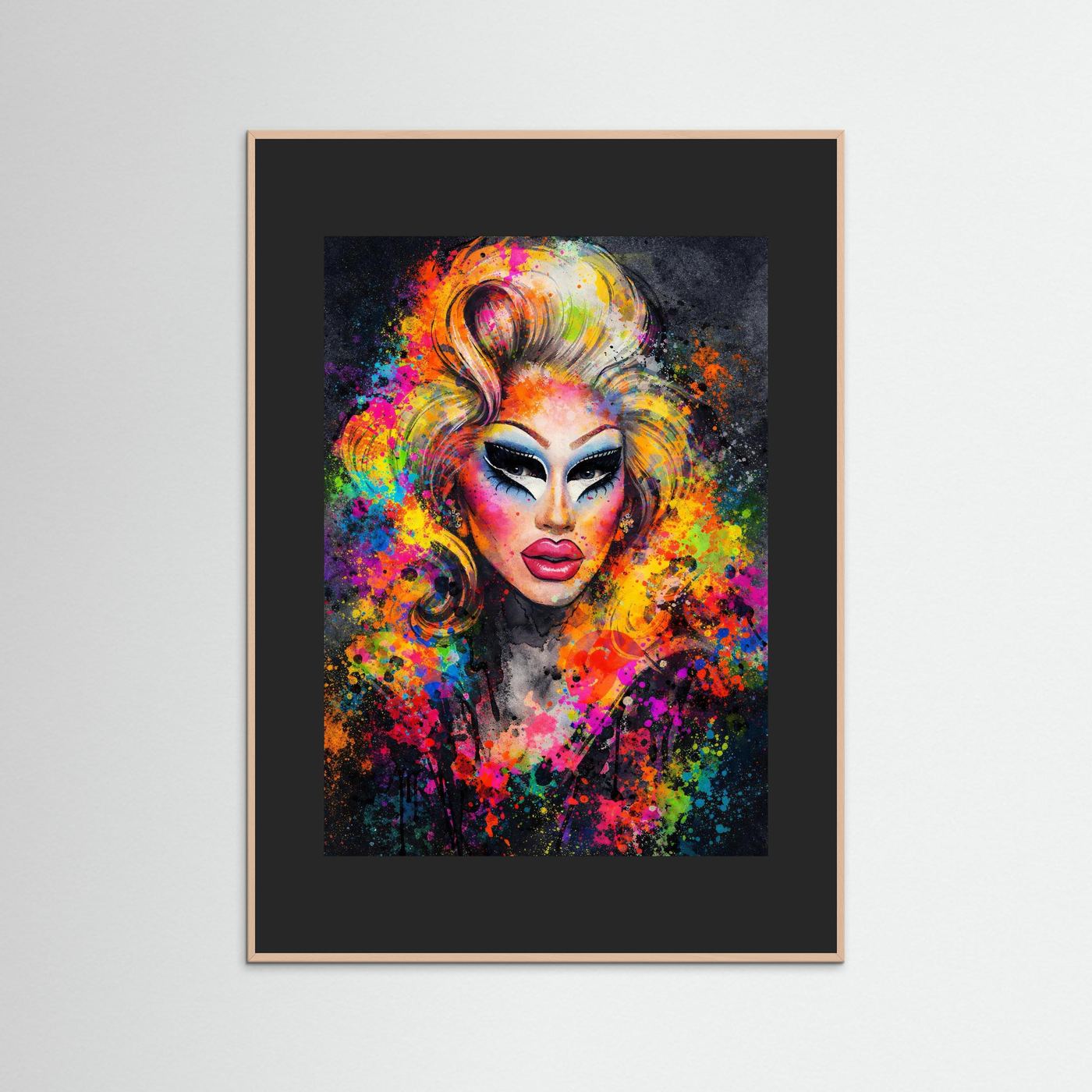 Gerahmtes Poster mit Drag-Queen-Porträt, bunte Farbspritzer auf dunklem Hintergrund