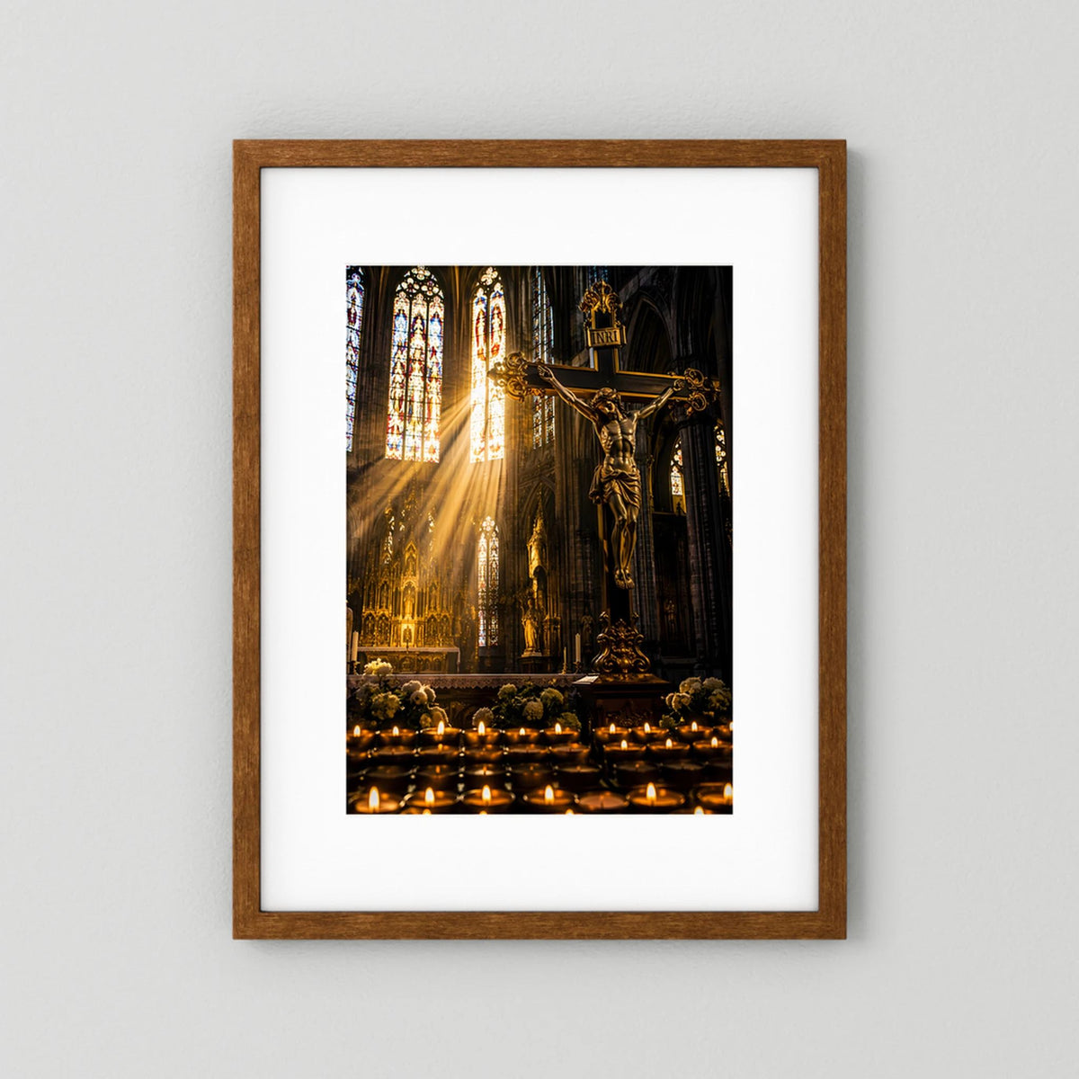 Hochformatiges Poster mit Christus am Kreuz in gotischer Kirche, dunkler Holzbilderrahmen