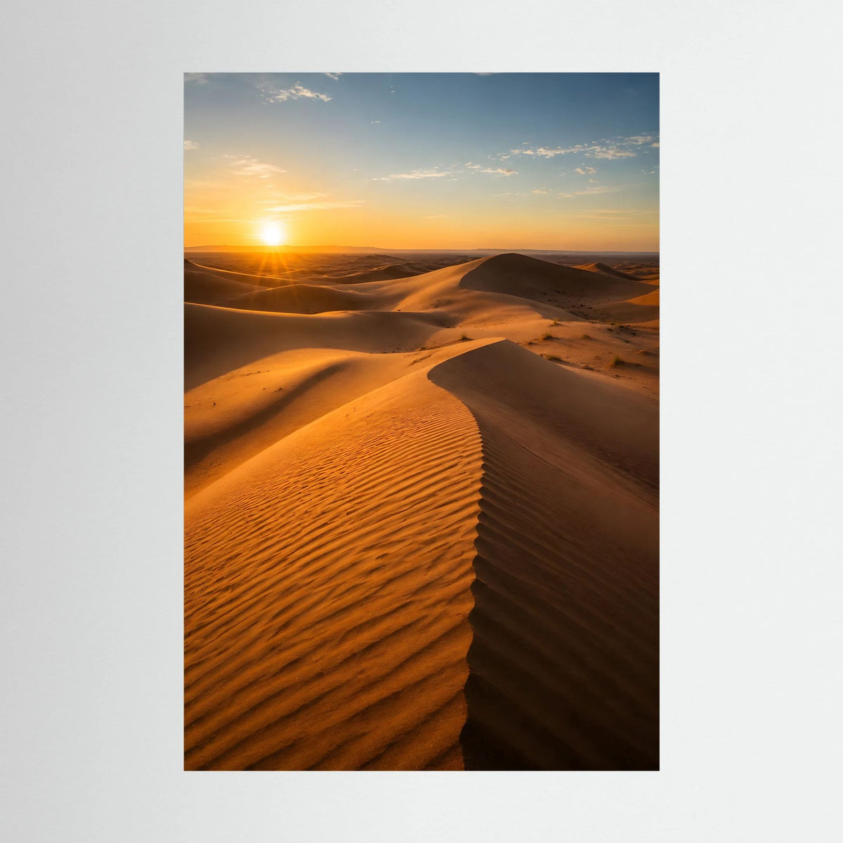 Hochformat-Landschaftsposter mit nahen Dünen und tiefstehender Sonne